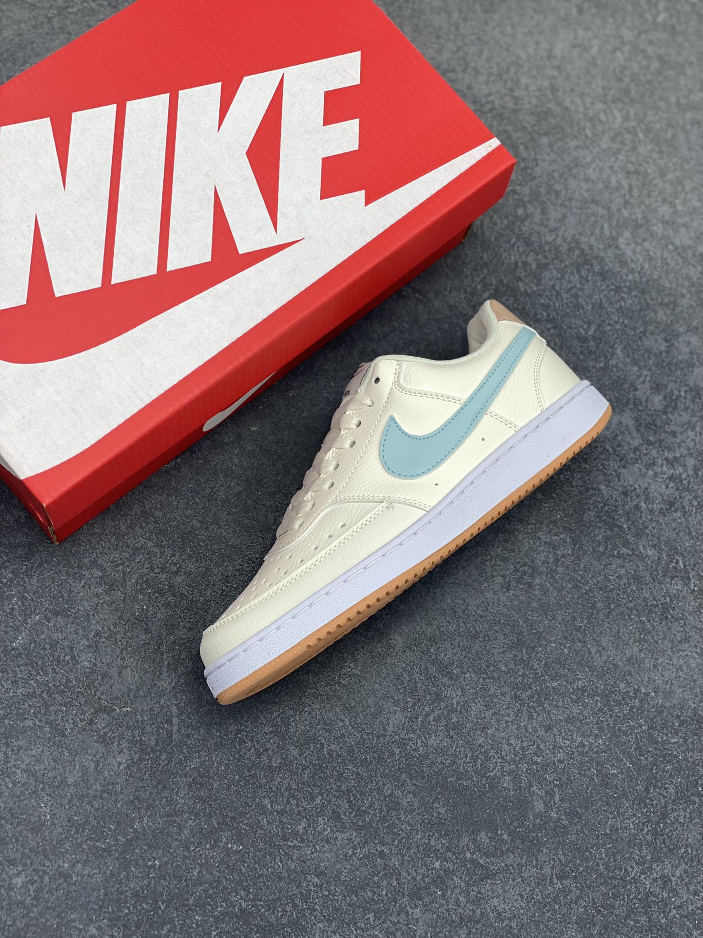 图片[7]-福利特价 Nike Court Borough 低帮百搭透气休闲运动板鞋男女鞋 经典耐用的设计，兼顾舒适脚感和出众风范，演绎匠心之作。结构性的支撑贴合感结合复古篮球设计，塑就场外全明星风范。 货号：FQ6876-131 尺码：36 36.5 37.5 38 38.5 39 40 40.5 4142 42.5 43 44 44.5 45-选品中心