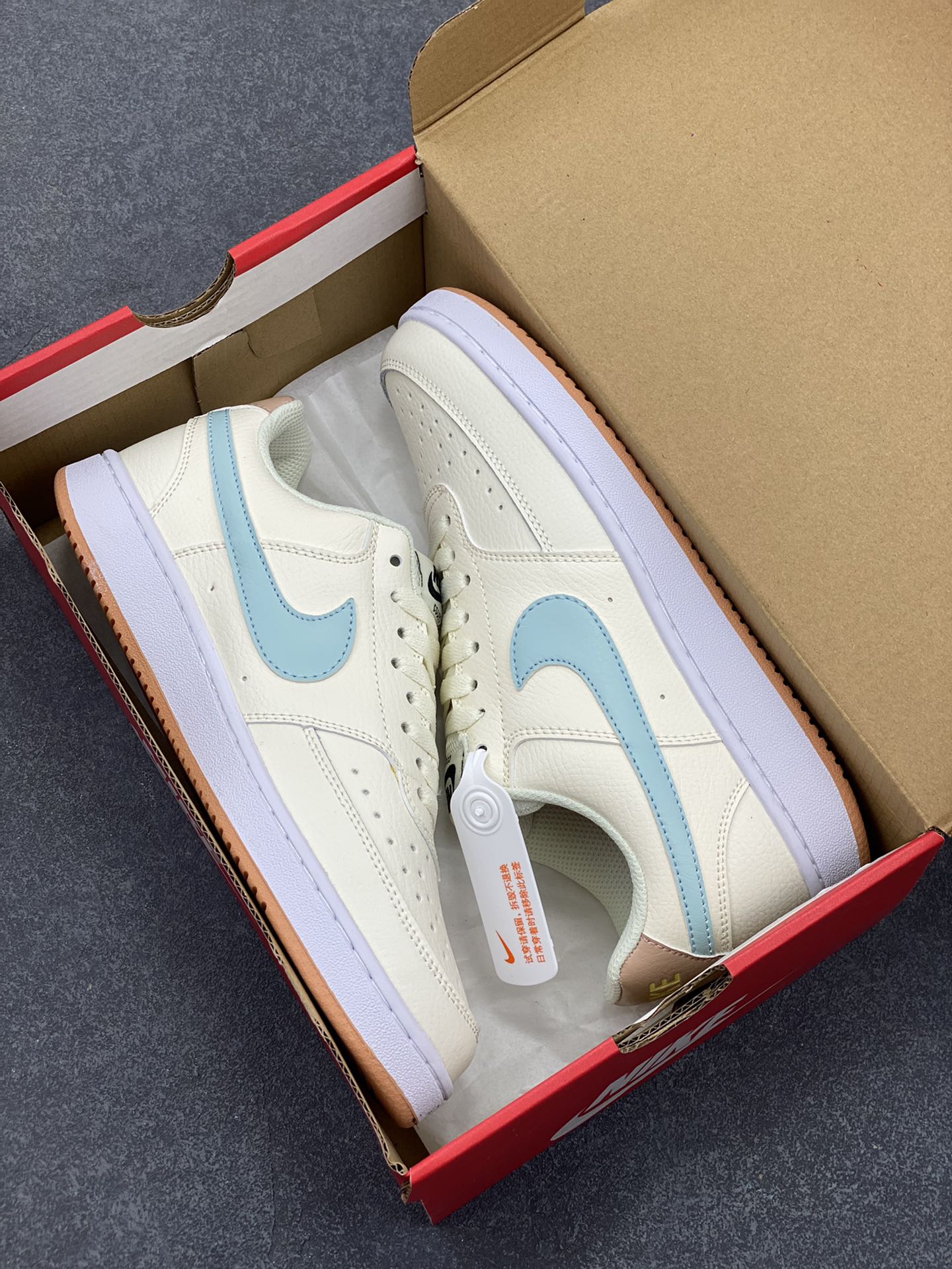 图片[9]-福利特价 Nike Court Borough 低帮百搭透气休闲运动板鞋男女鞋 经典耐用的设计，兼顾舒适脚感和出众风范，演绎匠心之作。结构性的支撑贴合感结合复古篮球设计，塑就场外全明星风范。 货号：FQ6876-131 尺码：36 36.5 37.5 38 38.5 39 40 40.5 4142 42.5 43 44 44.5 45-选品中心