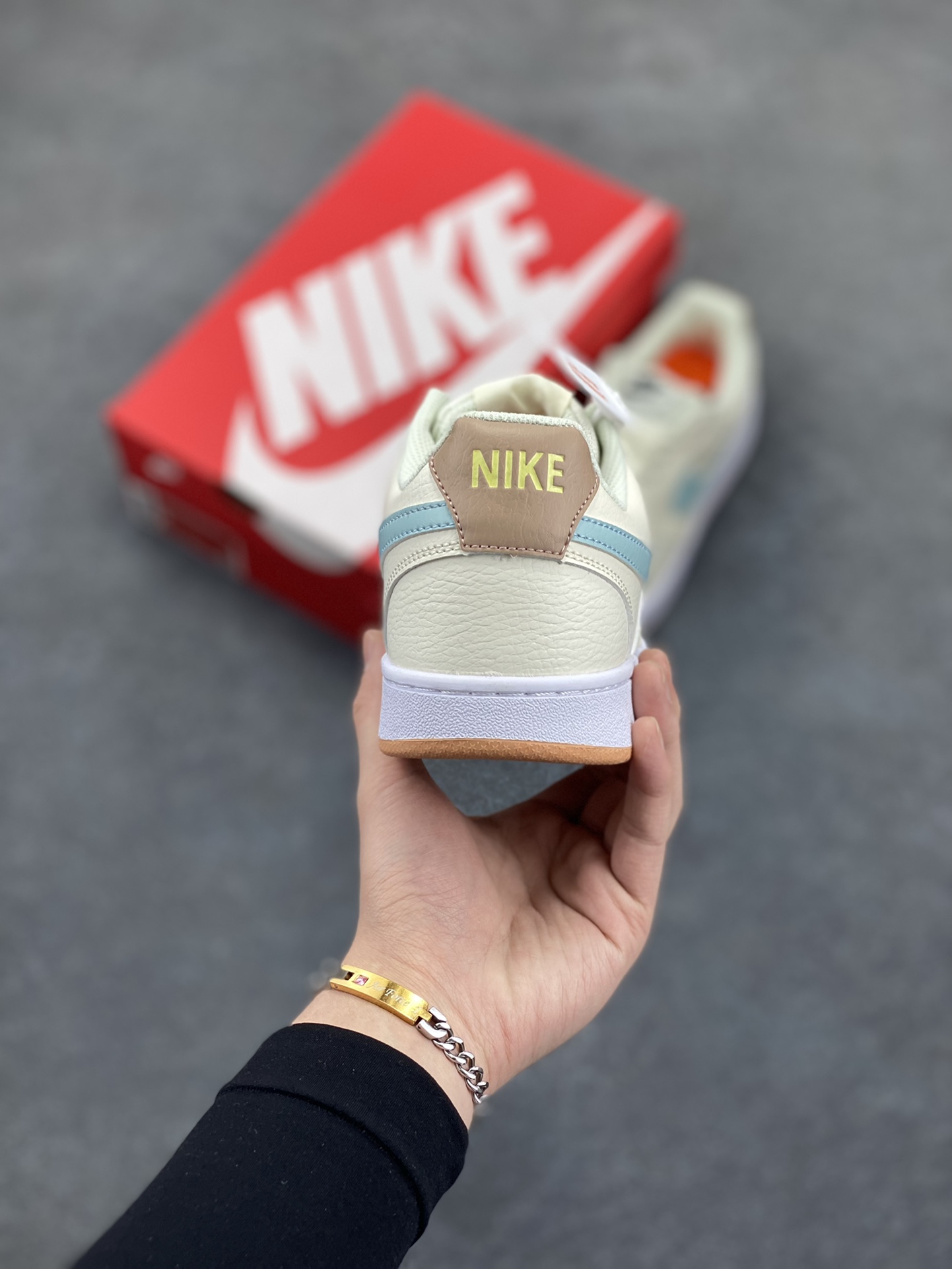 图片[4]-福利特价 Nike Court Borough 低帮百搭透气休闲运动板鞋男女鞋 经典耐用的设计，兼顾舒适脚感和出众风范，演绎匠心之作。结构性的支撑贴合感结合复古篮球设计，塑就场外全明星风范。 货号：FQ6876-131 尺码：36 36.5 37.5 38 38.5 39 40 40.5 4142 42.5 43 44 44.5 45-选品中心