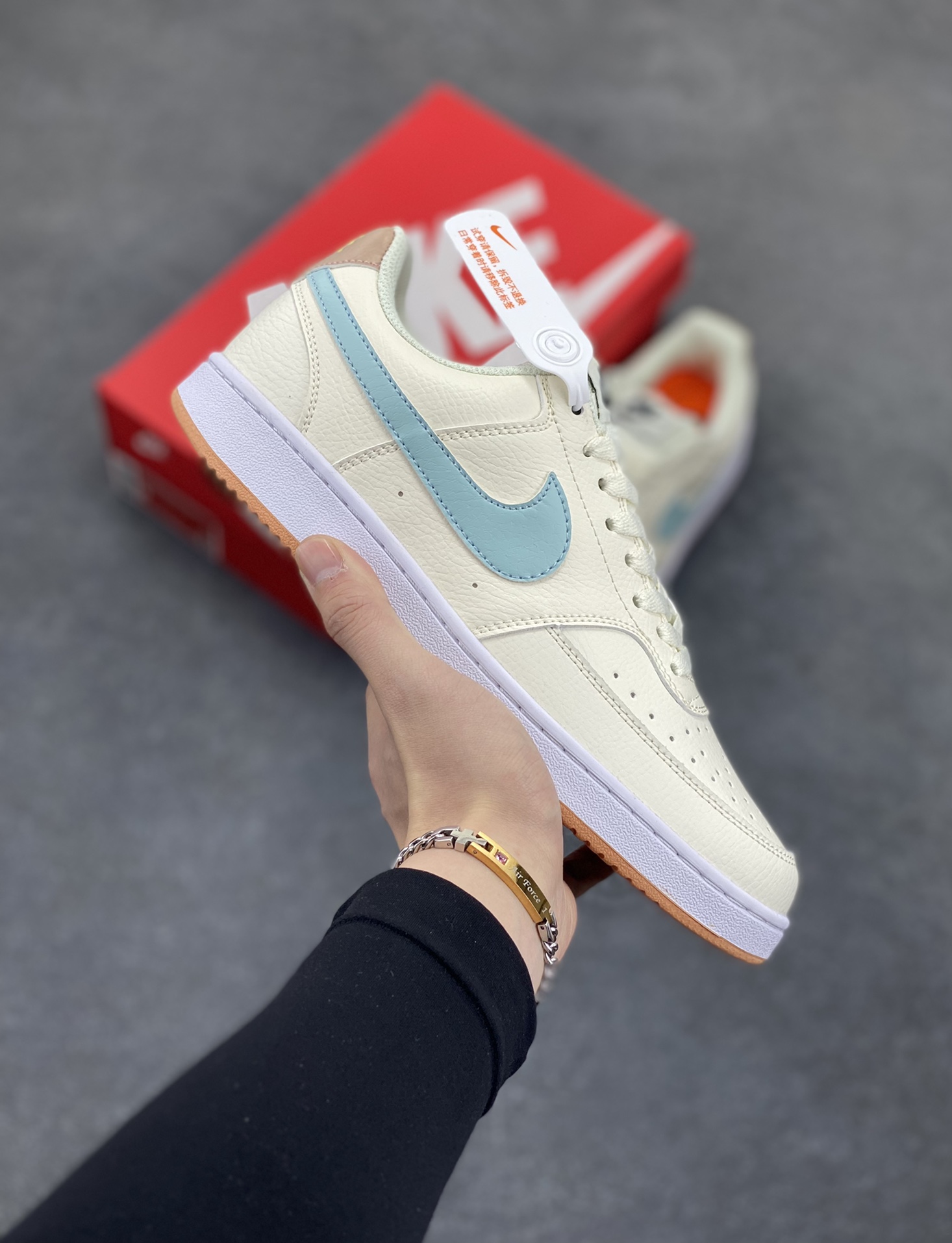 福利特价 Nike Court Borough 低帮百搭透气休闲运动板鞋男女鞋 经典耐用的设计，兼顾舒适脚感和出众风范，演绎匠心之作。结构性的支撑贴合感结合复古篮球设计，塑就场外全明星风范。 货号：FQ6876-131 尺码：36 36.5 37.5 38 38.5 39 40 40.5 4142 42.5 43 44 44.5 45-选品中心