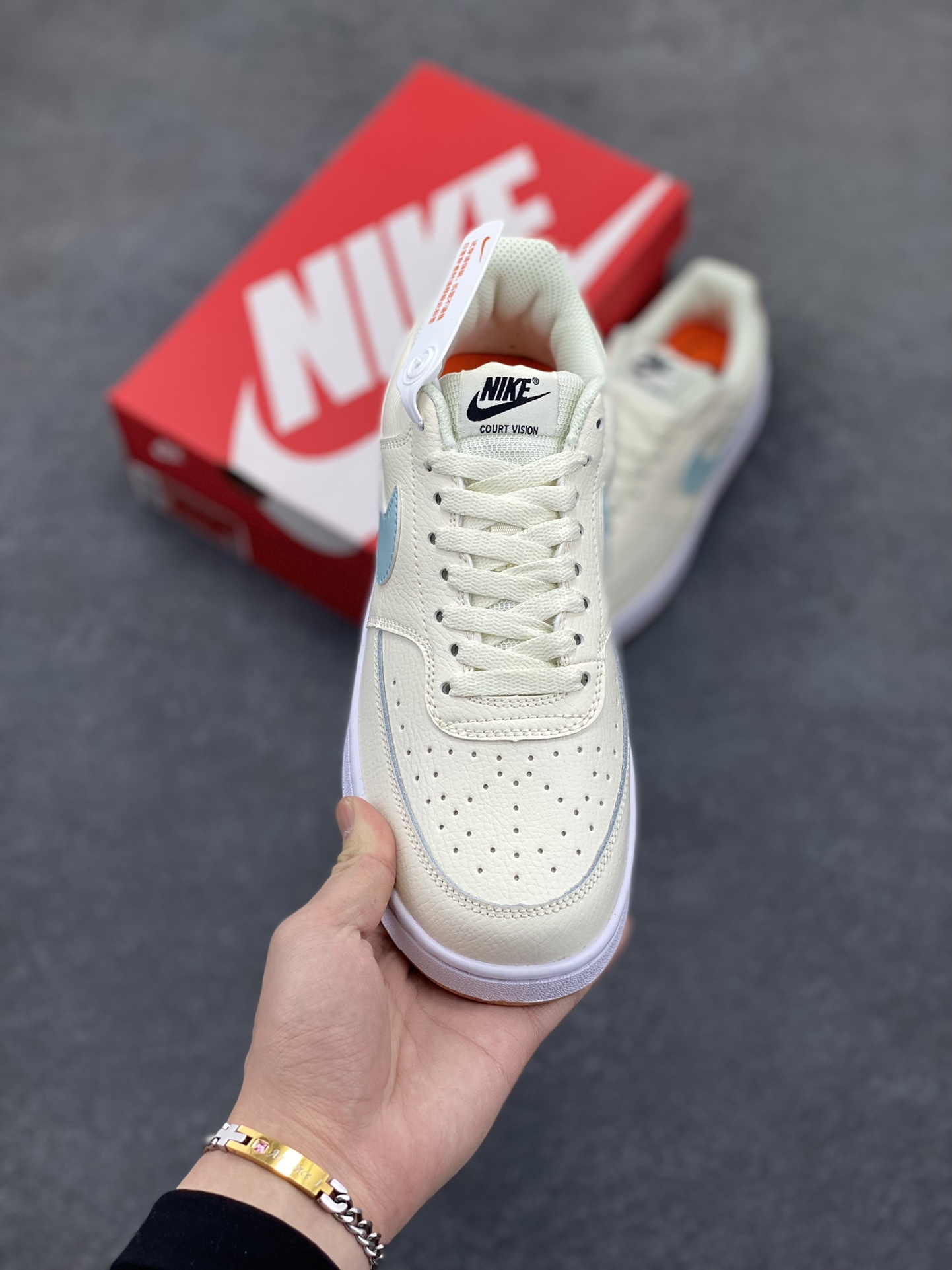 图片[2]-福利特价 Nike Court Borough 低帮百搭透气休闲运动板鞋男女鞋 经典耐用的设计，兼顾舒适脚感和出众风范，演绎匠心之作。结构性的支撑贴合感结合复古篮球设计，塑就场外全明星风范。 货号：FQ6876-131 尺码：36 36.5 37.5 38 38.5 39 40 40.5 4142 42.5 43 44 44.5 45-选品中心