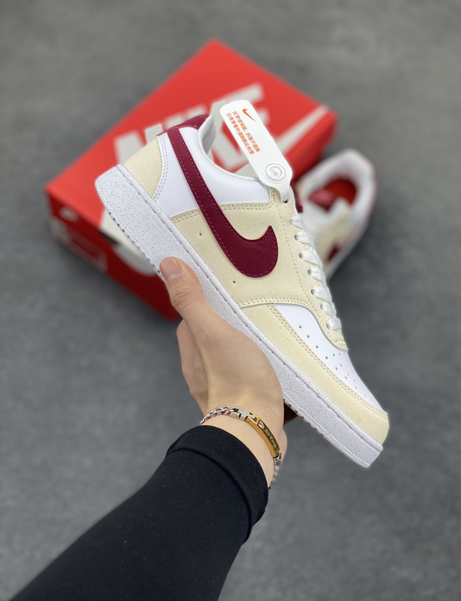 福利特价 Nike Court Borough 低帮百搭透气休闲运动板鞋男女鞋 经典耐用的设计,兼顾舒适脚感和出众风范,演绎匠心之作。结构性的支撑贴合感结合复古篮球设计,塑就场外全明星风范。 货号:FQ7628-100 尺码:36 36.5 37.5 38 38.5 39 40 40.5 4142 42.5 43 44 44.5 45-选品中心