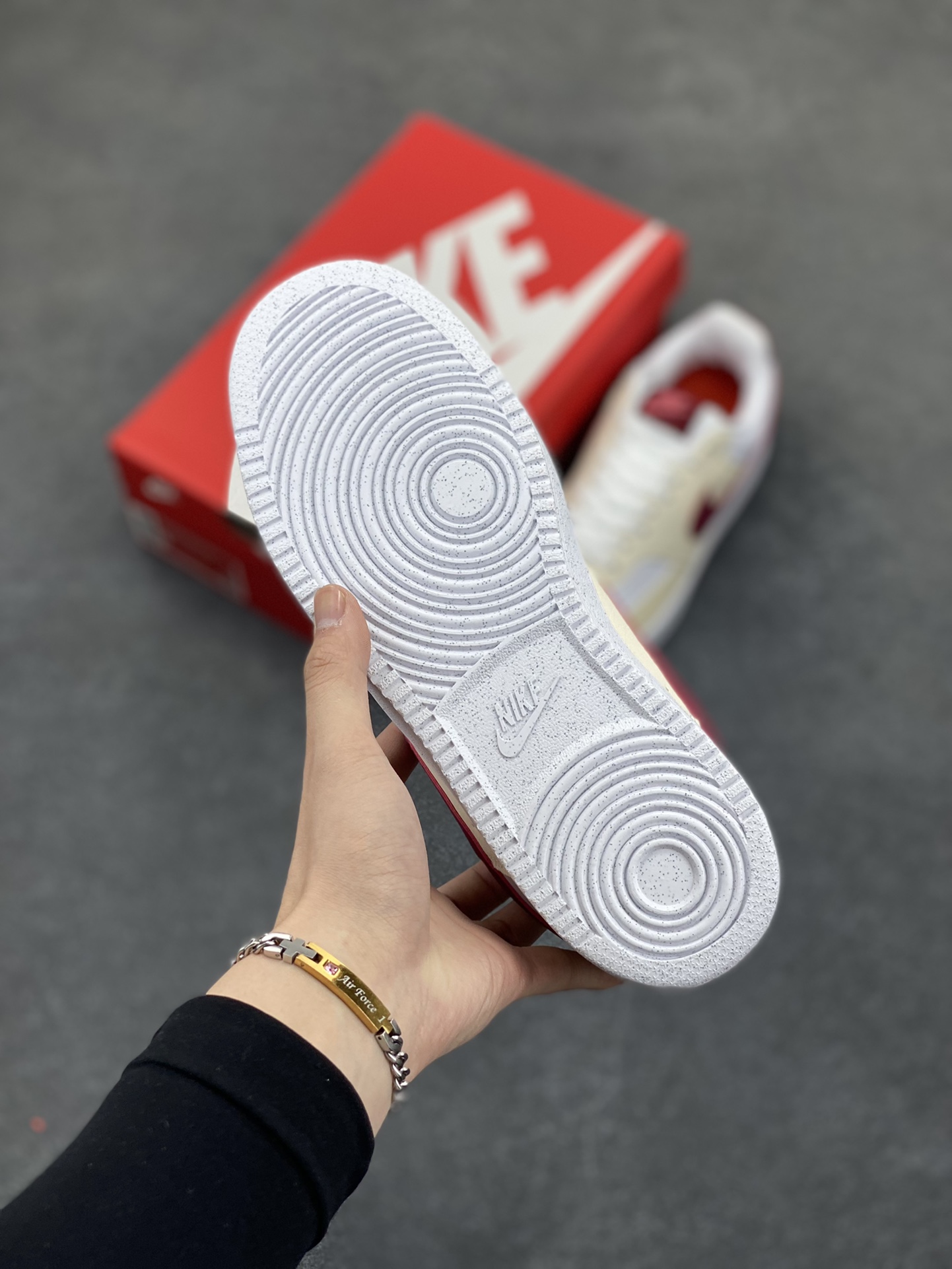 图片[5]-福利特价 Nike Court Borough 低帮百搭透气休闲运动板鞋男女鞋 经典耐用的设计，兼顾舒适脚感和出众风范，演绎匠心之作。结构性的支撑贴合感结合复古篮球设计，塑就场外全明星风范。 货号：FQ7628-100 尺码：36 36.5 37.5 38 38.5 39 40 40.5 4142 42.5 43 44 44.5 45-选品中心