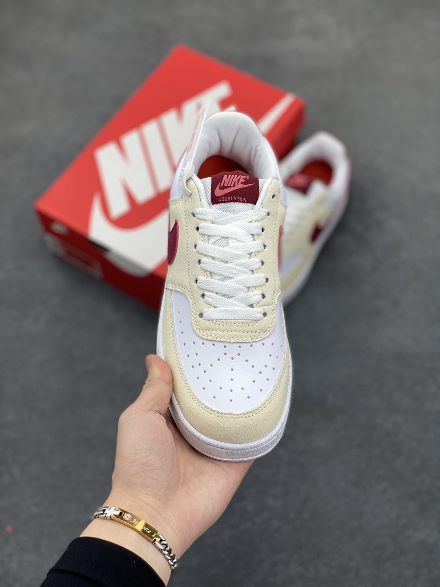 图片[2]-福利特价 Nike Court Borough 低帮百搭透气休闲运动板鞋男女鞋 经典耐用的设计，兼顾舒适脚感和出众风范，演绎匠心之作。结构性的支撑贴合感结合复古篮球设计，塑就场外全明星风范。 货号：FQ7628-100 尺码：36 36.5 37.5 38 38.5 39 40 40.5 4142 42.5 43 44 44.5 45-选品中心