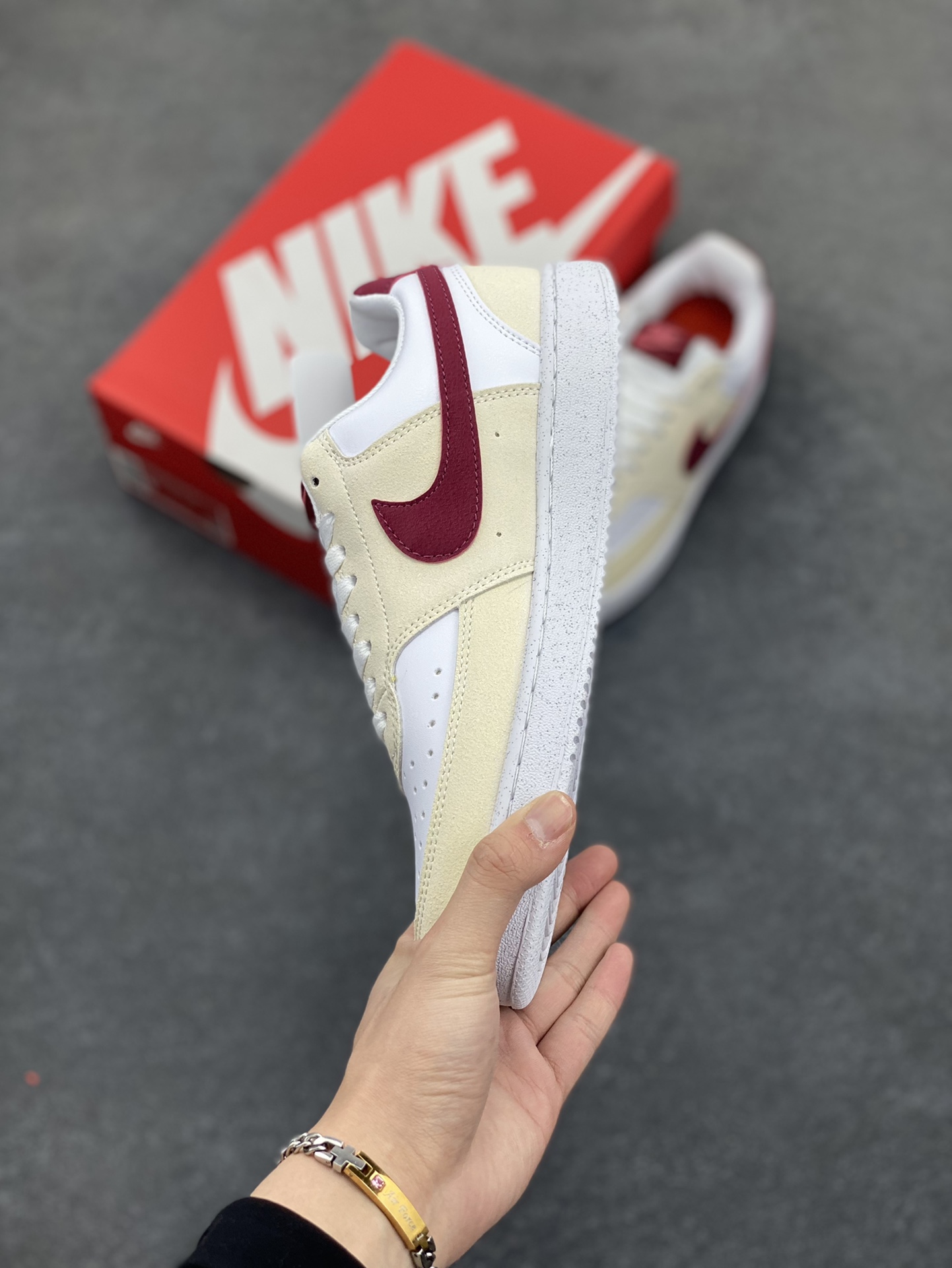 图片[3]-福利特价 Nike Court Borough 低帮百搭透气休闲运动板鞋男女鞋 经典耐用的设计，兼顾舒适脚感和出众风范，演绎匠心之作。结构性的支撑贴合感结合复古篮球设计，塑就场外全明星风范。 货号：FQ7628-100 尺码：36 36.5 37.5 38 38.5 39 40 40.5 4142 42.5 43 44 44.5 45-选品中心