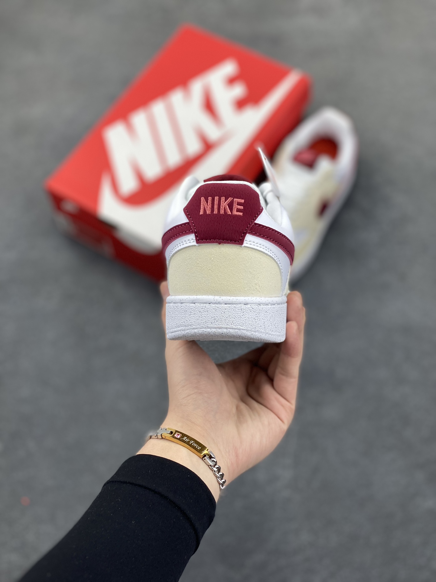 图片[4]-福利特价 Nike Court Borough 低帮百搭透气休闲运动板鞋男女鞋 经典耐用的设计，兼顾舒适脚感和出众风范，演绎匠心之作。结构性的支撑贴合感结合复古篮球设计，塑就场外全明星风范。 货号：FQ7628-100 尺码：36 36.5 37.5 38 38.5 39 40 40.5 4142 42.5 43 44 44.5 45-选品中心