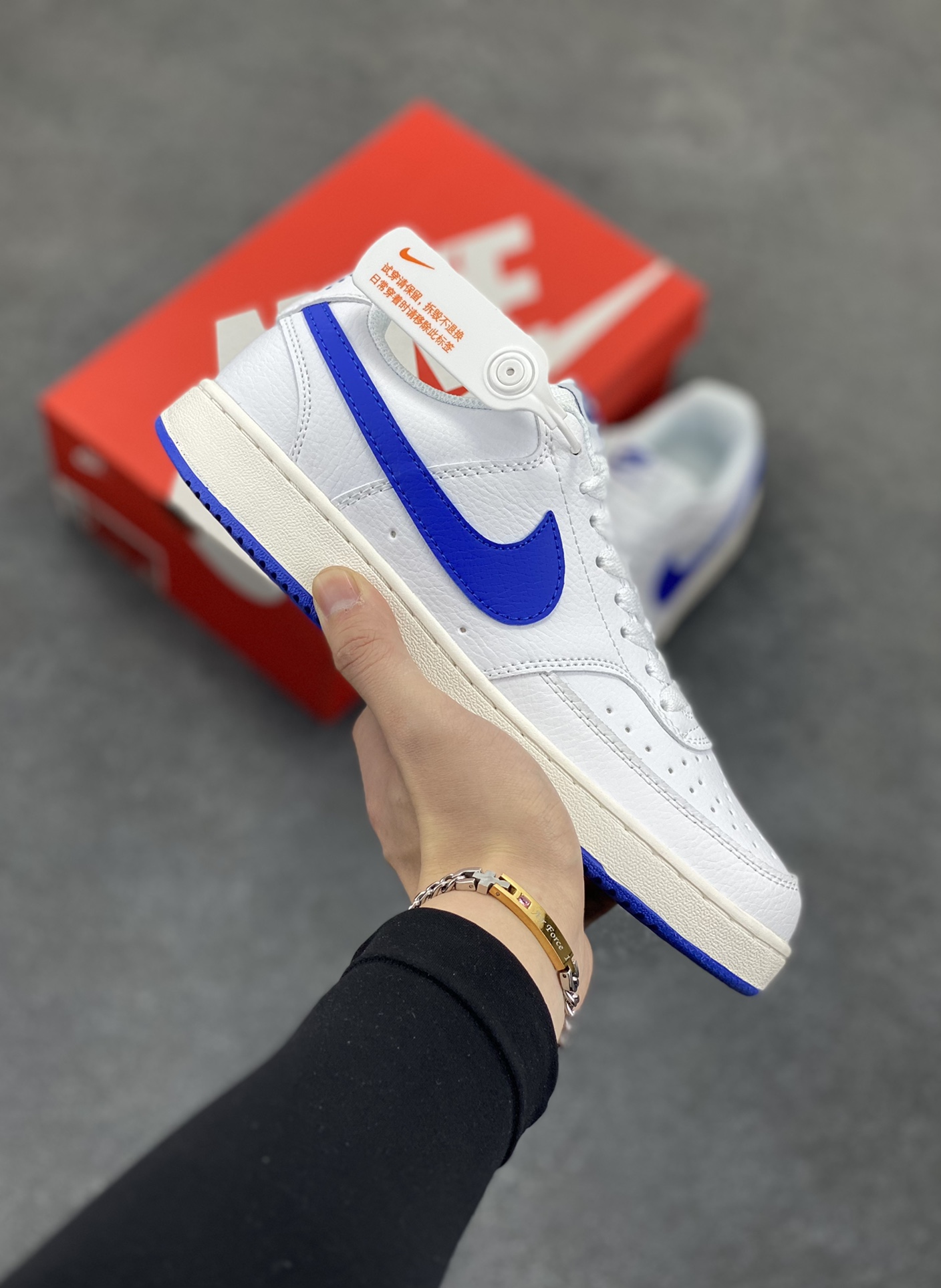 福利特价 Nike Court Borough 低帮百搭透气休闲运动板鞋男女鞋 经典耐用的设计，兼顾舒适脚感和出众风范，演绎匠心之作。结构性的支撑贴合感结合复古篮球设计，塑就场外全明星风范。 货号：CD5463-103 尺码：36 36.5 37.5 38 38.5 39 40 40.5 4142 42.5 43 44 44.5 45-选品中心