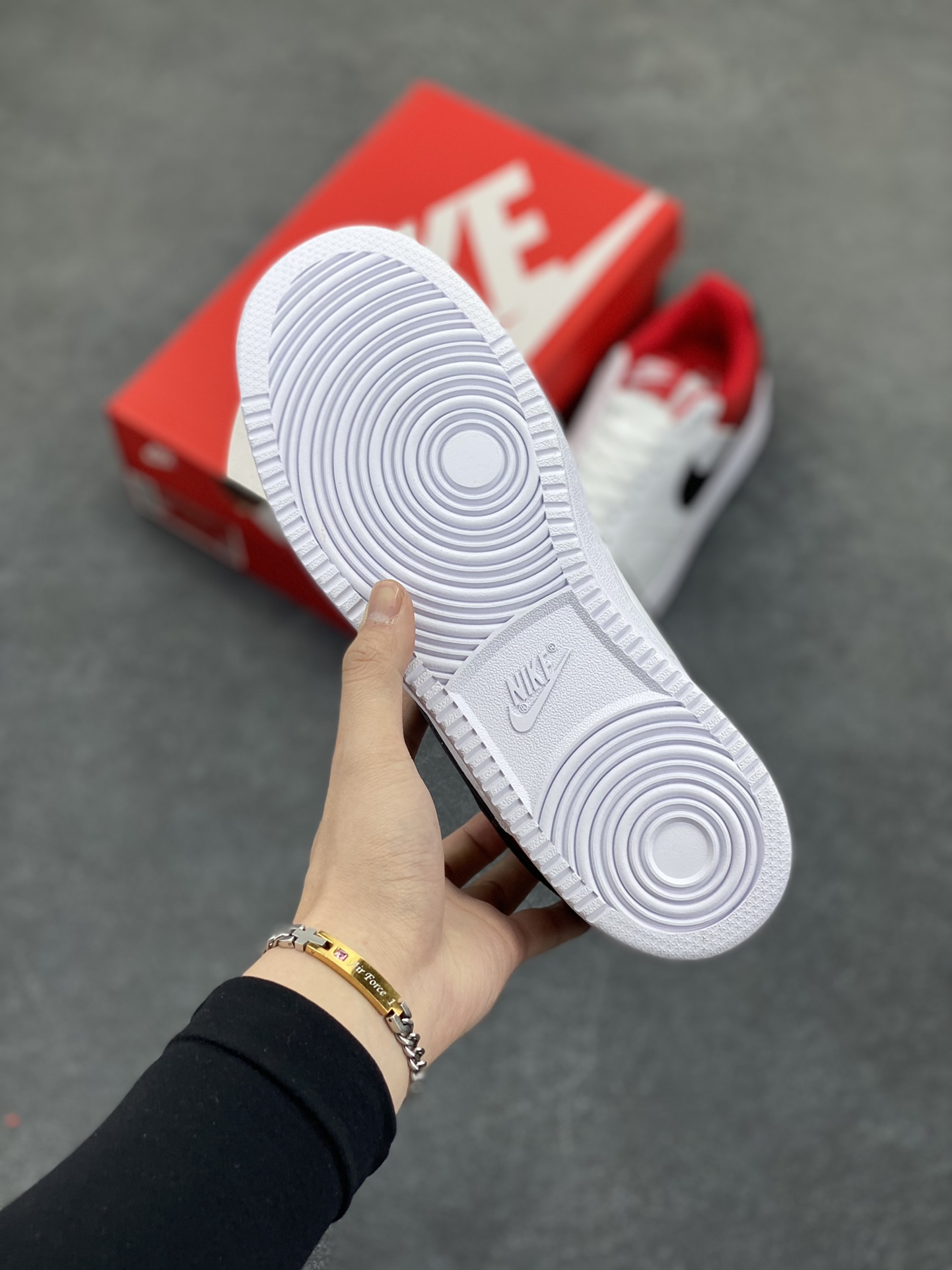 图片[5]-福利特价 Nike Court Borough 低帮百搭透气休闲运动板鞋男女鞋 经典耐用的设计，兼顾舒适脚感和出众风范，演绎匠心之作。结构性的支撑贴合感结合复古篮球设计，塑就场外全明星风范。 货号：DH0851-100 尺码：36 36.5 37.5 38 38.5 39 40 40.5 4142 42.5 43 44 44.5 45-选品中心