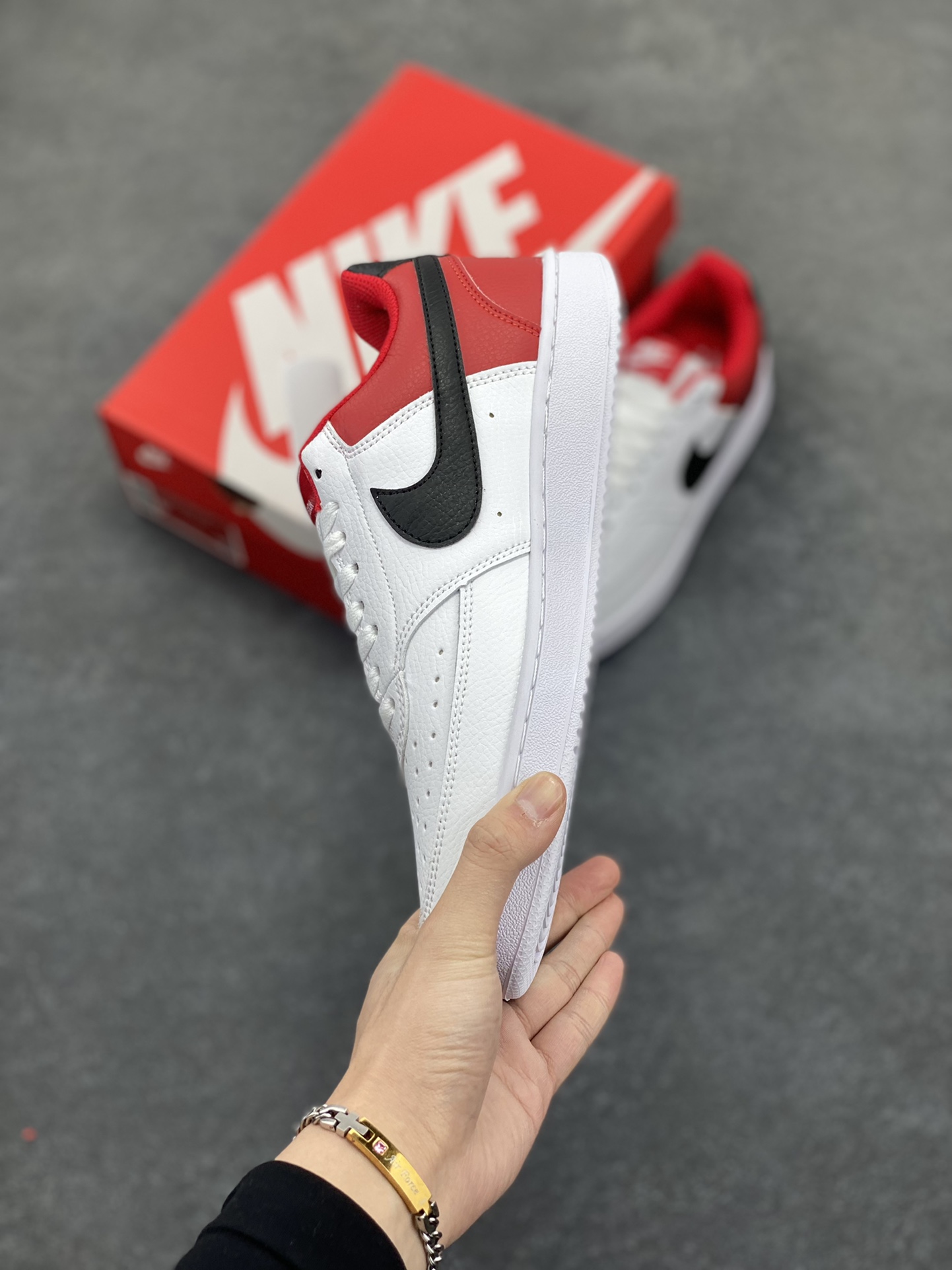 图片[3]-福利特价 Nike Court Borough 低帮百搭透气休闲运动板鞋男女鞋 经典耐用的设计，兼顾舒适脚感和出众风范，演绎匠心之作。结构性的支撑贴合感结合复古篮球设计，塑就场外全明星风范。 货号：DH0851-100 尺码：36 36.5 37.5 38 38.5 39 40 40.5 4142 42.5 43 44 44.5 45-选品中心