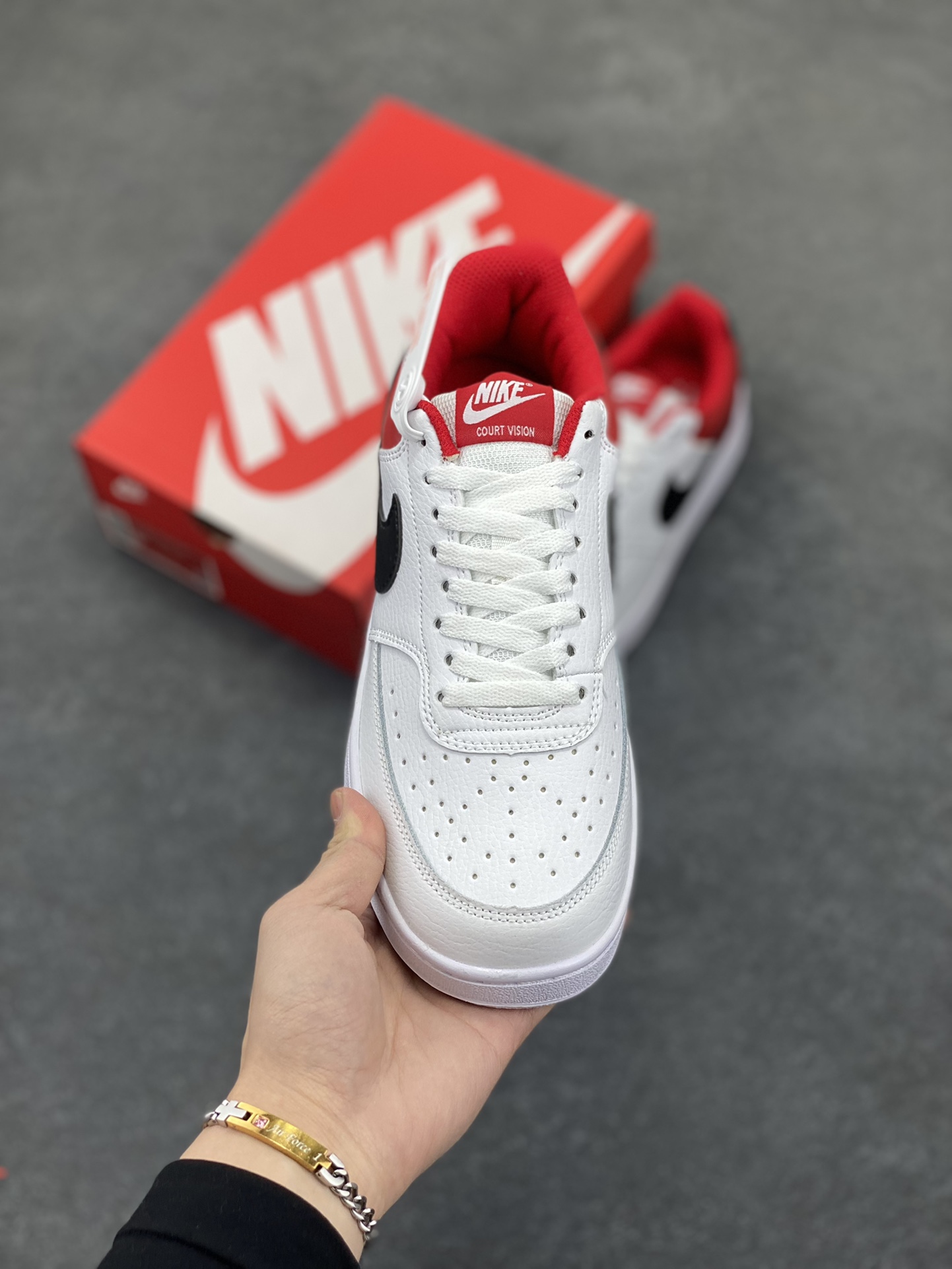 图片[2]-福利特价 Nike Court Borough 低帮百搭透气休闲运动板鞋男女鞋 经典耐用的设计，兼顾舒适脚感和出众风范，演绎匠心之作。结构性的支撑贴合感结合复古篮球设计，塑就场外全明星风范。 货号：DH0851-100 尺码：36 36.5 37.5 38 38.5 39 40 40.5 4142 42.5 43 44 44.5 45-选品中心