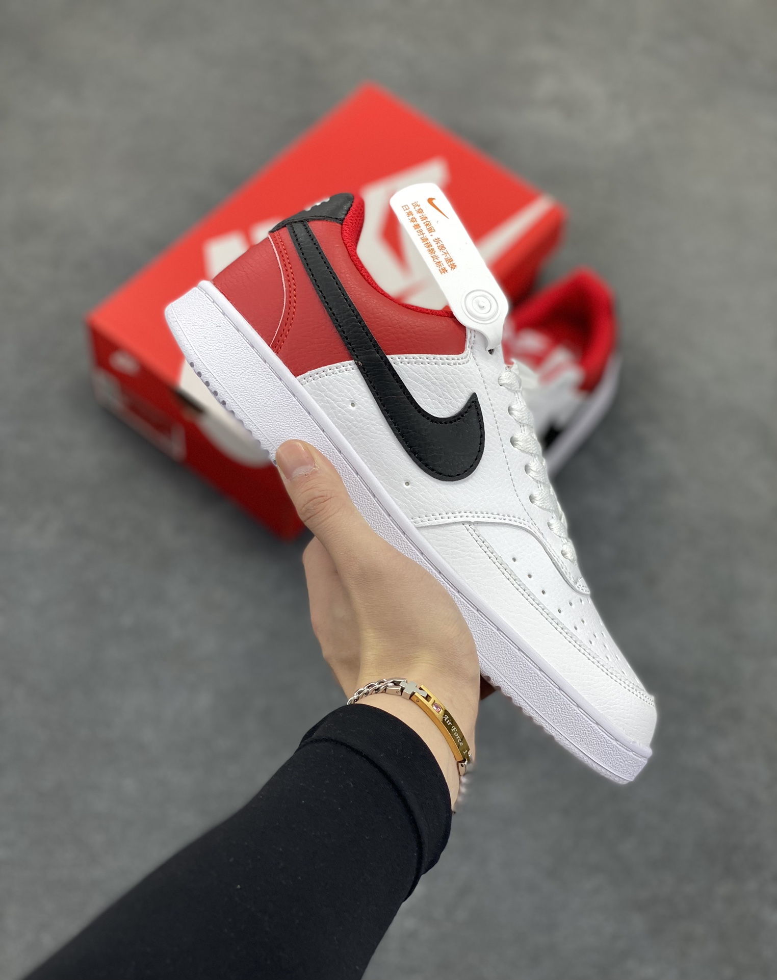 福利特价 Nike Court Borough 低帮百搭透气休闲运动板鞋男女鞋 经典耐用的设计，兼顾舒适脚感和出众风范，演绎匠心之作。结构性的支撑贴合感结合复古篮球设计，塑就场外全明星风范。 货号：DH0851-100 尺码：36 36.5 37.5 38 38.5 39 40 40.5 4142 42.5 43 44 44.5 45-选品中心