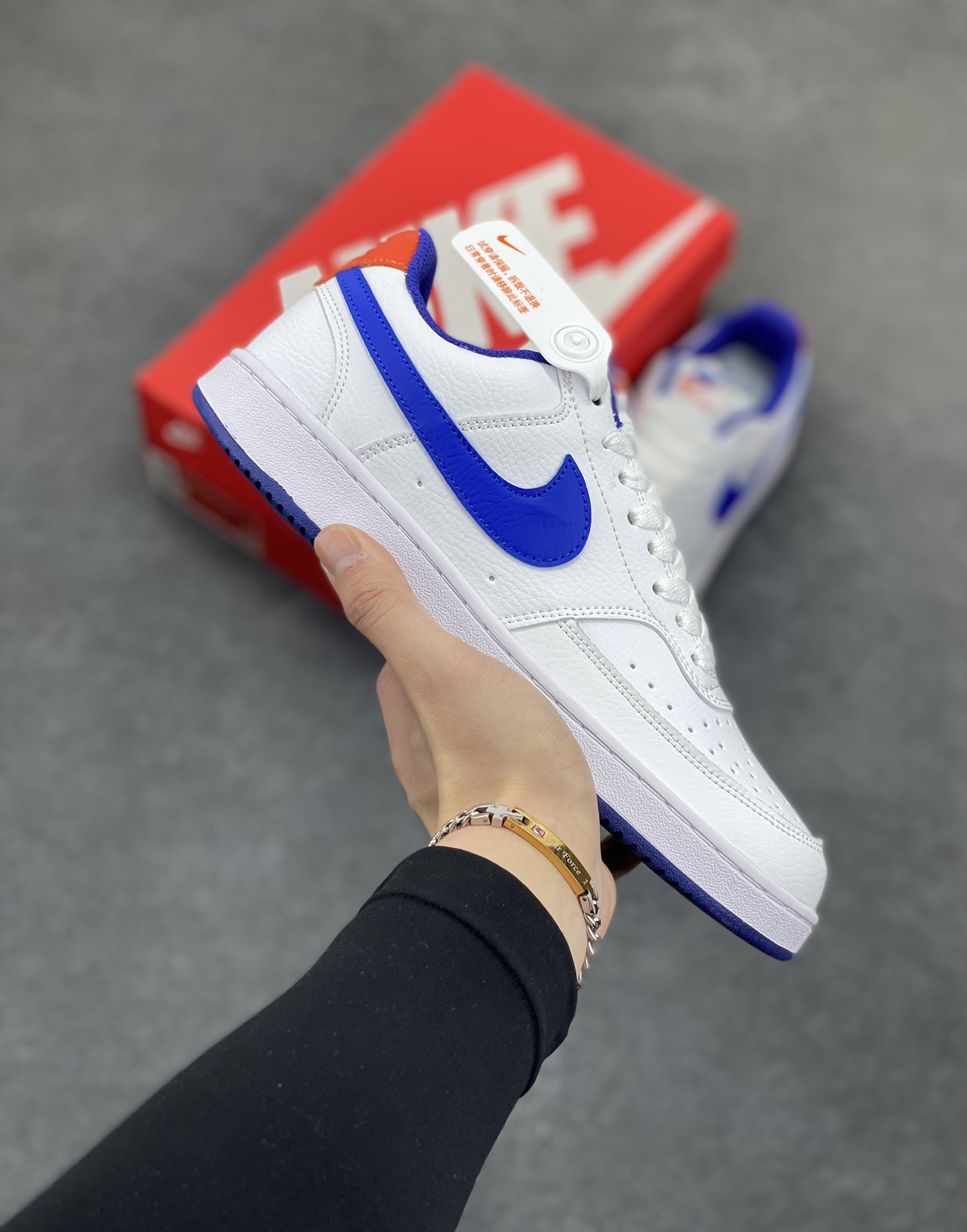 福利特价 Nike Court Borough 低帮百搭透气休闲运动板鞋男女鞋 经典耐用的设计，兼顾舒适脚感和出众风范，演绎匠心之作。结构性的支撑贴合感结合复古篮球设计，塑就场外全明星风范。 货号：DN4243-141 尺码：36 36.5 37.5 38 38.5 39 40 40.5 4142 42.5 43 44 44.5 45-选品中心