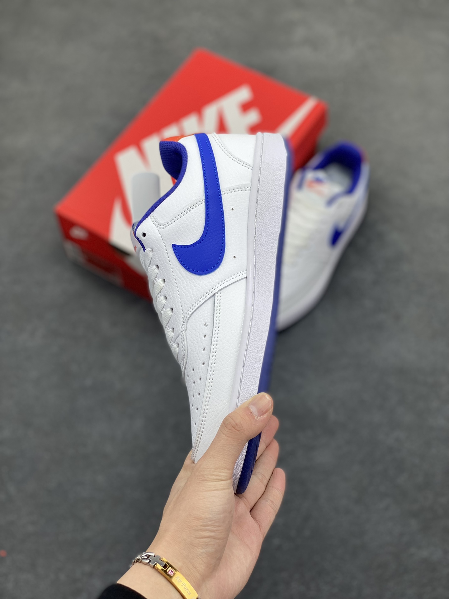 图片[3]-福利特价 Nike Court Borough 低帮百搭透气休闲运动板鞋男女鞋 经典耐用的设计，兼顾舒适脚感和出众风范，演绎匠心之作。结构性的支撑贴合感结合复古篮球设计，塑就场外全明星风范。 货号：DN4243-141 尺码：36 36.5 37.5 38 38.5 39 40 40.5 4142 42.5 43 44 44.5 45-选品中心