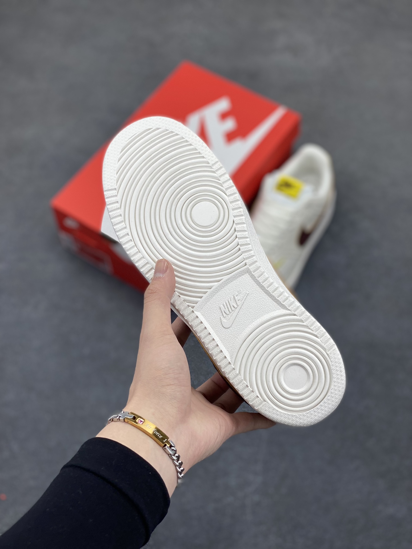 图片[5]-福利特价 Nike Court Borough 低帮百搭透气休闲运动板鞋男女鞋 经典耐用的设计，兼顾舒适脚感和出众风范，演绎匠心之作。结构性的支撑贴合感结合复古篮球设计，塑就场外全明星风范。 货号：CD5434-117 尺码：36 36.5 37.5 38 38.5 39 40 40.5 4142 42.5 43 44 44.5 45-选品中心