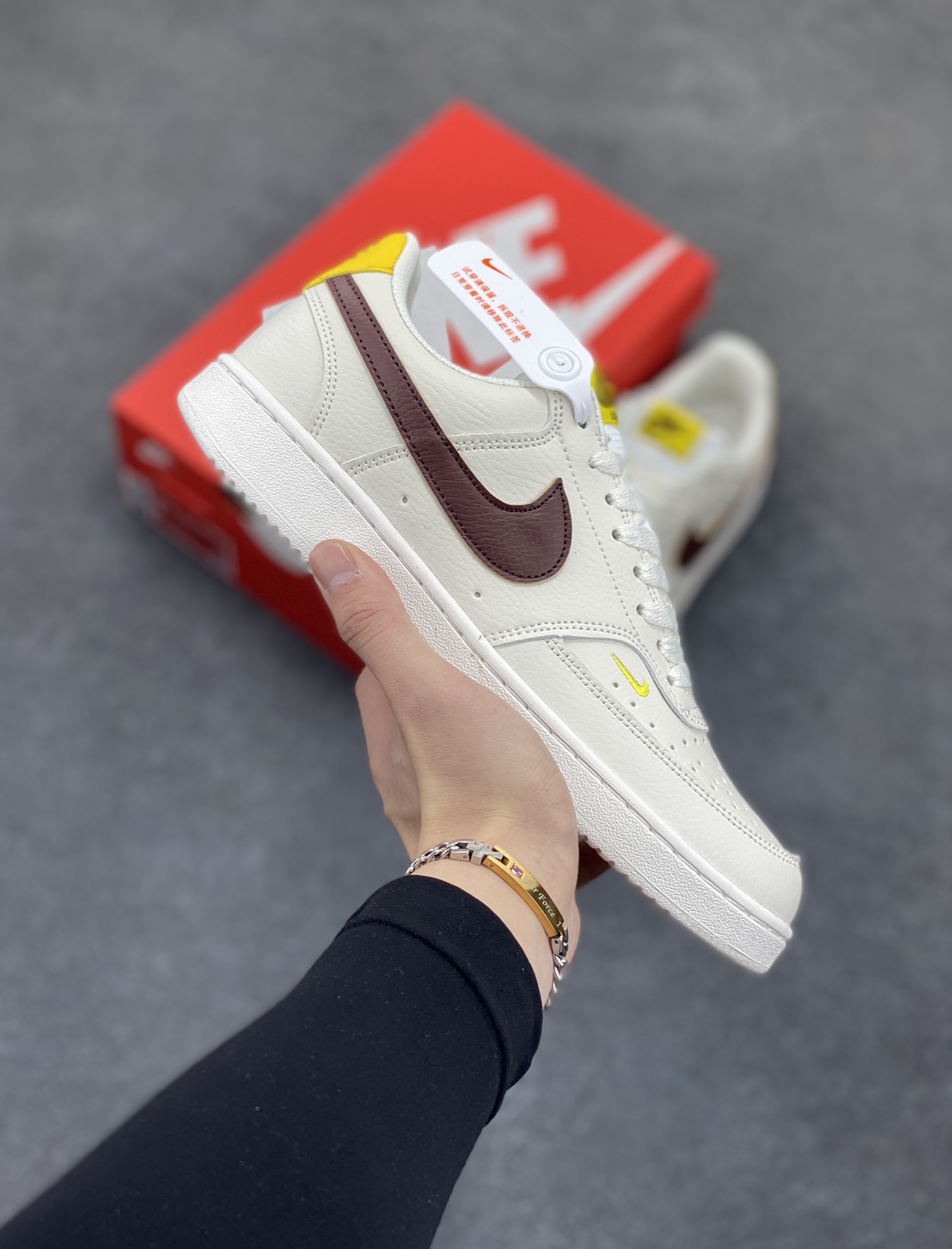 福利特价 Nike Court Borough 低帮百搭透气休闲运动板鞋男女鞋 经典耐用的设计，兼顾舒适脚感和出众风范，演绎匠心之作。结构性的支撑贴合感结合复古篮球设计，塑就场外全明星风范。 货号：CD5434-117 尺码：36 36.5 37.5 38 38.5 39 40 40.5 4142 42.5 43 44 44.5 45-选品中心