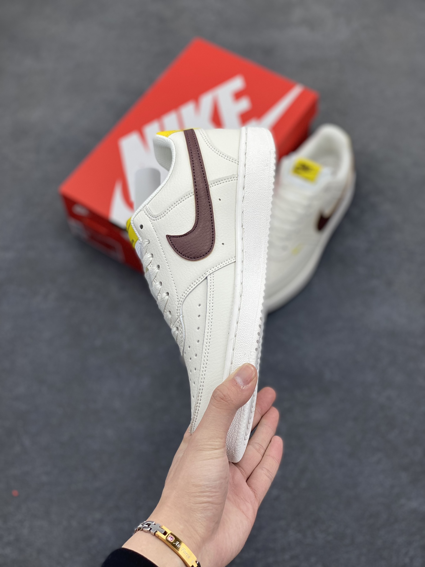 图片[3]-福利特价 Nike Court Borough 低帮百搭透气休闲运动板鞋男女鞋 经典耐用的设计，兼顾舒适脚感和出众风范，演绎匠心之作。结构性的支撑贴合感结合复古篮球设计，塑就场外全明星风范。 货号：CD5434-117 尺码：36 36.5 37.5 38 38.5 39 40 40.5 4142 42.5 43 44 44.5 45-选品中心