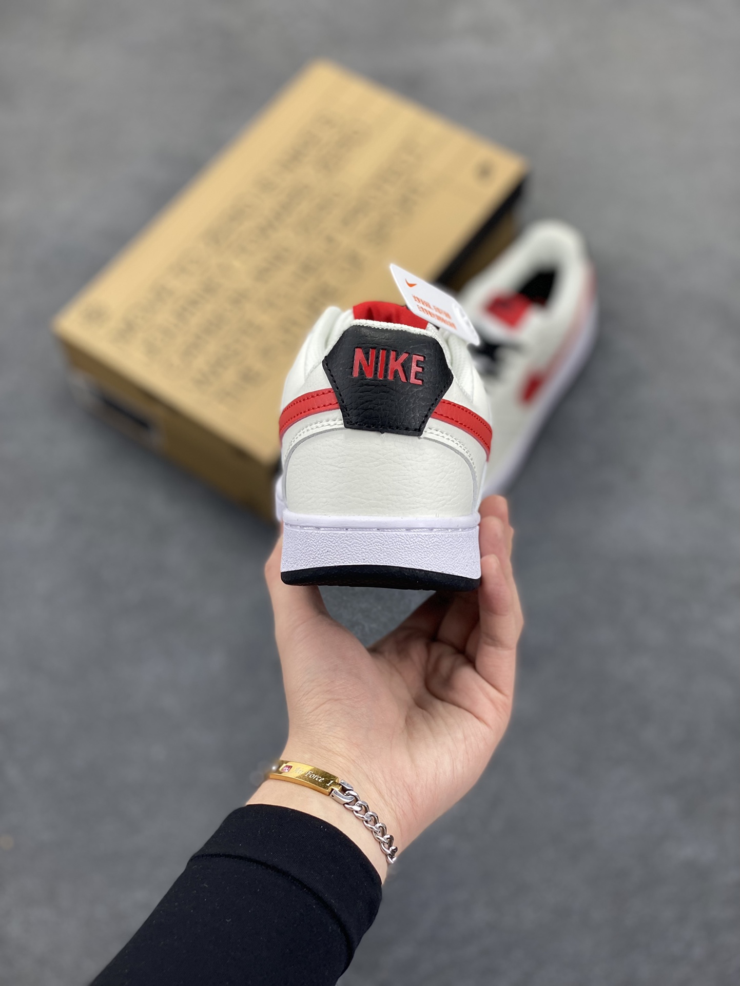 图片[4]-福利特价 Nike Court Borough 低帮百搭透气休闲运动板鞋男女鞋 经典耐用的设计，兼顾舒适脚感和出众风范，演绎匠心之作。结构性的支撑贴合感结合复古篮球设计，塑就场外全明星风范。 货号：DH2987-102 尺码：36 36.5 37.5 38 38.5 39 40 40.5 4142 42.5 43 44 44.5 45-选品中心