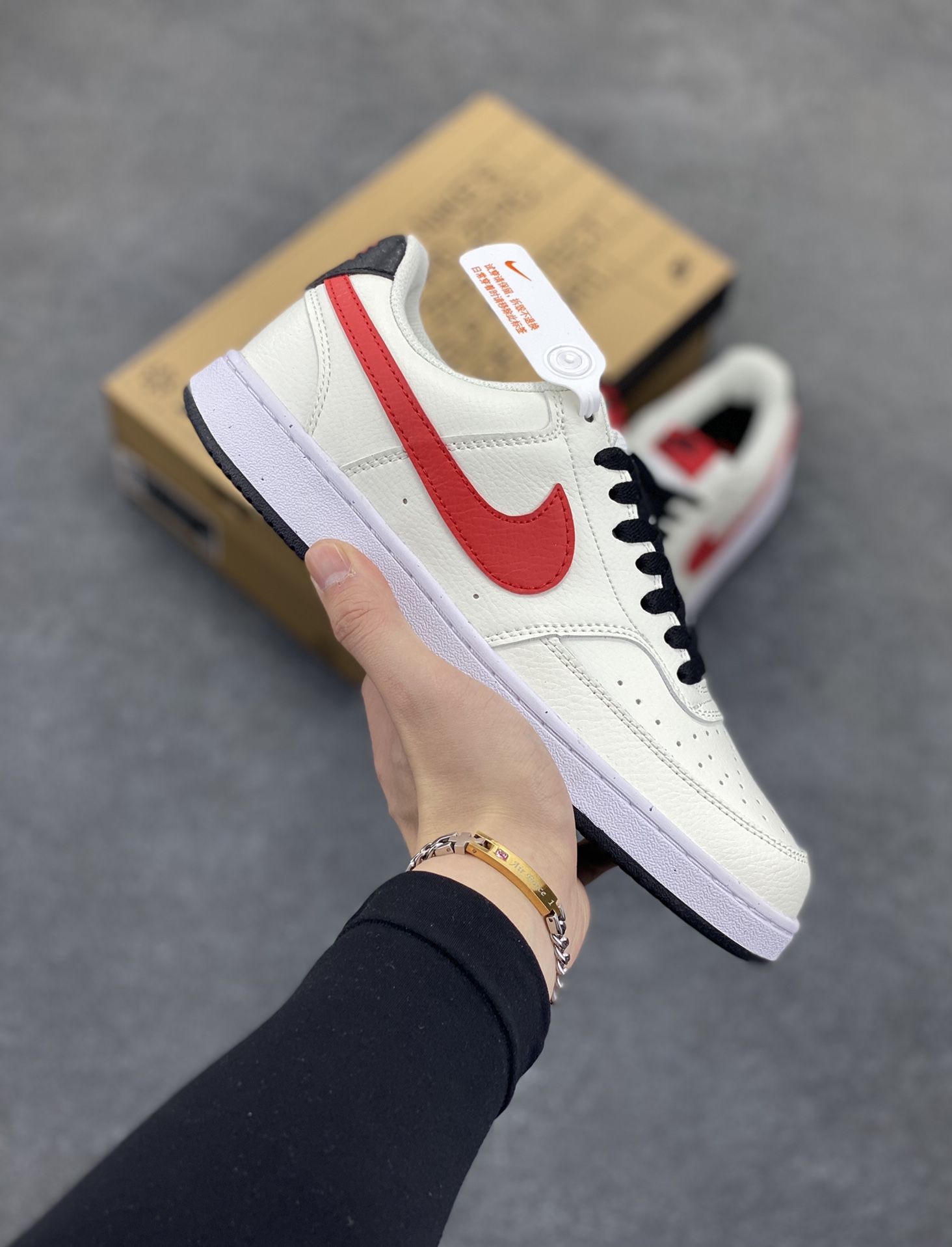 福利特价 Nike Court Borough 低帮百搭透气休闲运动板鞋男女鞋 经典耐用的设计，兼顾舒适脚感和出众风范，演绎匠心之作。结构性的支撑贴合感结合复古篮球设计，塑就场外全明星风范。 货号：DH2987-102 尺码：36 36.5 37.5 38 38.5 39 40 40.5 4142 42.5 43 44 44.5 45-选品中心