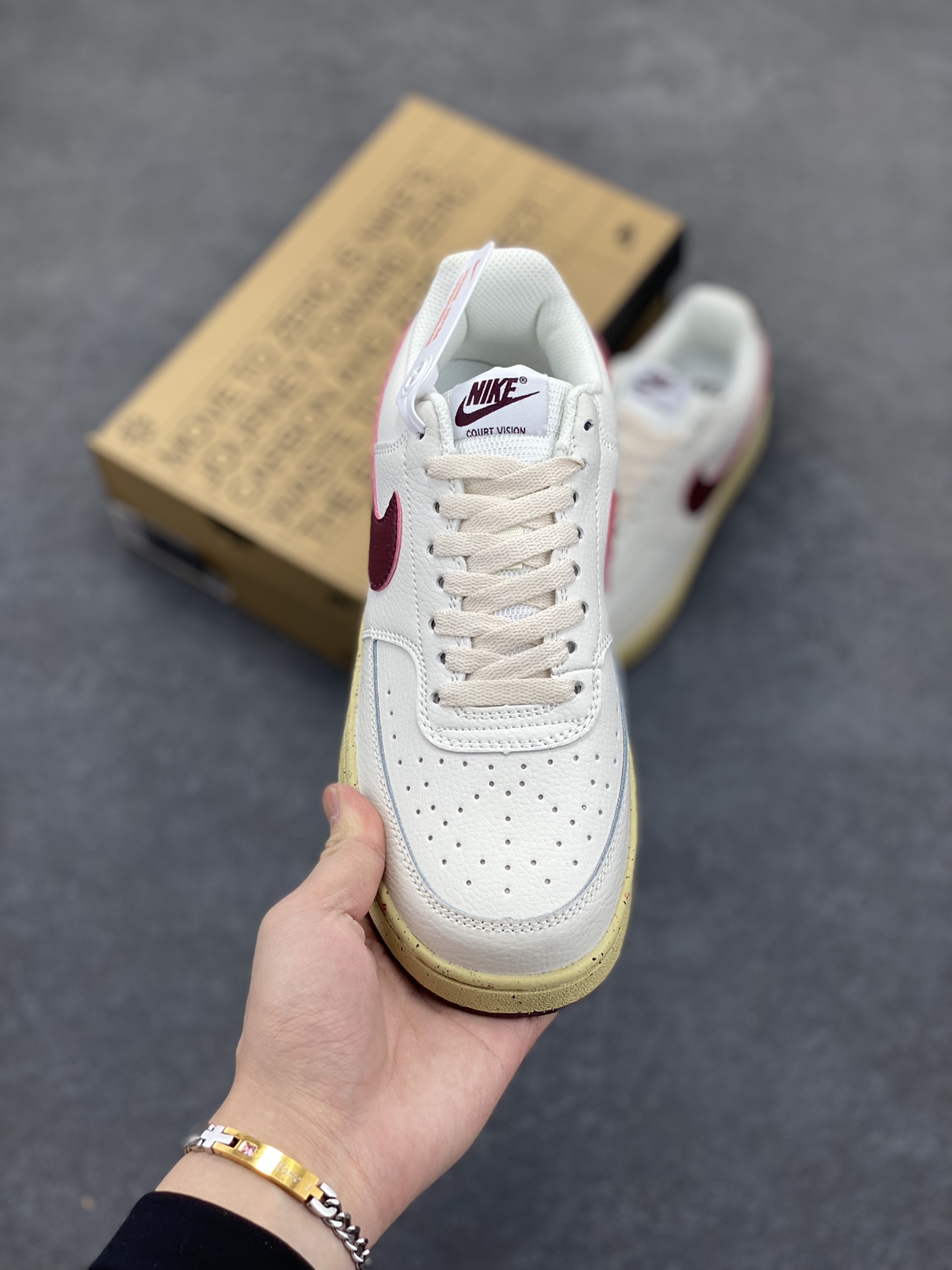 图片[2]-福利特价 Nike Court Borough 低帮百搭透气休闲运动板鞋男女鞋 经典耐用的设计，兼顾舒适脚感和出众风范，演绎匠心之作。结构性的支撑贴合感结合复古篮球设计，塑就场外全明星风范。 货号：FB8942-133 尺码：36 36.5 37.5 38 38.5 39 40 40.5 4142 42.5 43 44 44.5 45-选品中心