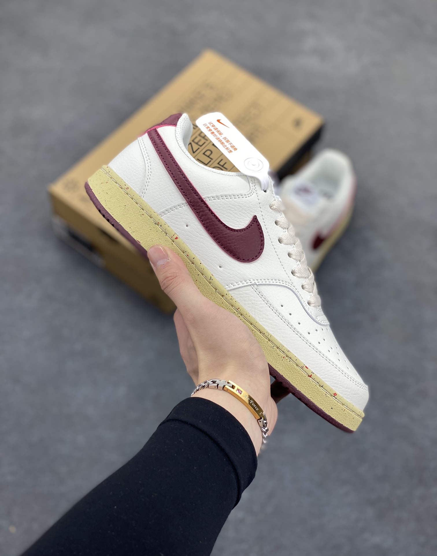 福利特价 Nike Court Borough 低帮百搭透气休闲运动板鞋男女鞋 经典耐用的设计，兼顾舒适脚感和出众风范，演绎匠心之作。结构性的支撑贴合感结合复古篮球设计，塑就场外全明星风范。 货号：FB8942-133 尺码：36 36.5 37.5 38 38.5 39 40 40.5 4142 42.5 43 44 44.5 45-选品中心