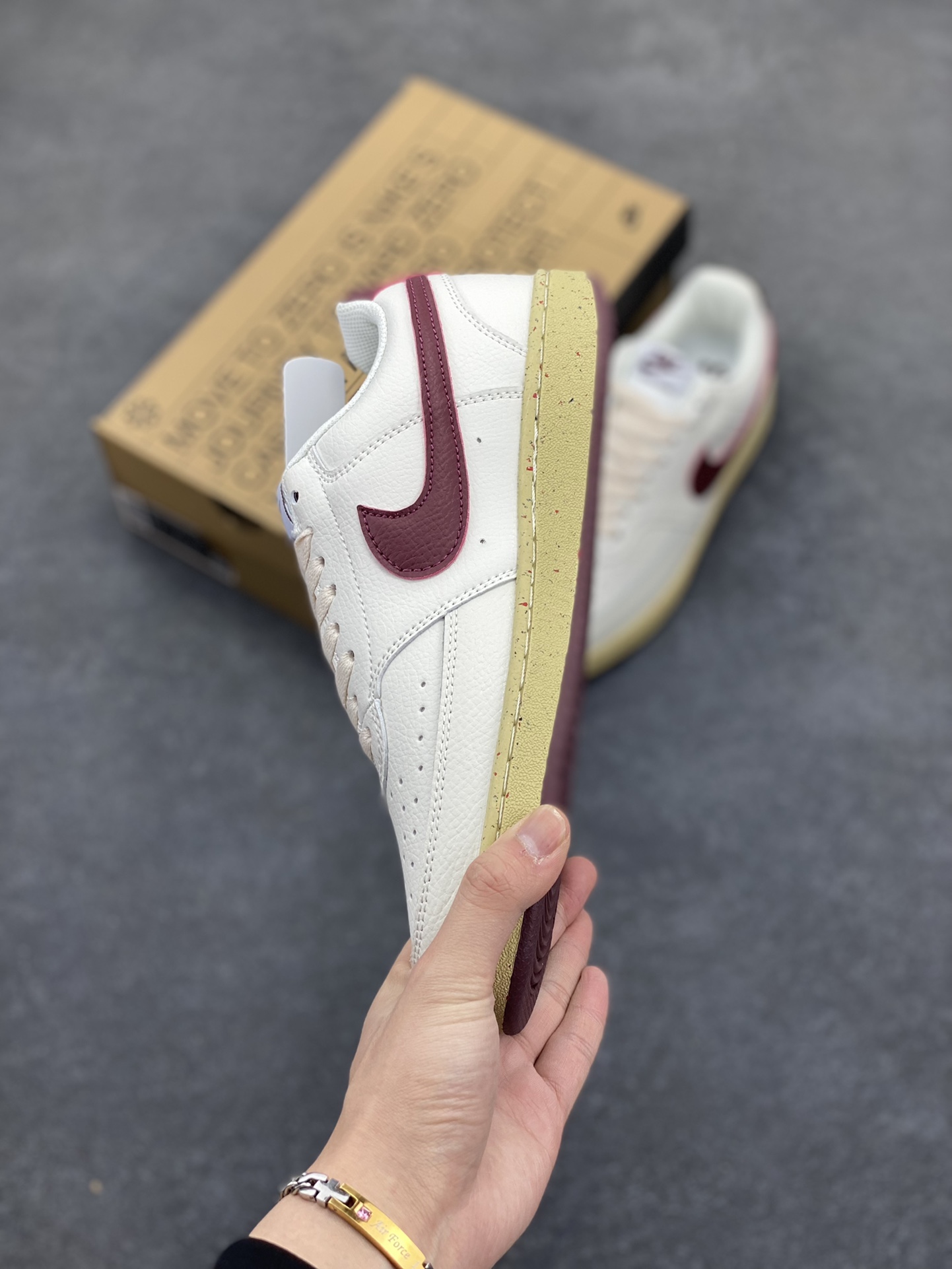 图片[3]-福利特价 Nike Court Borough 低帮百搭透气休闲运动板鞋男女鞋 经典耐用的设计，兼顾舒适脚感和出众风范，演绎匠心之作。结构性的支撑贴合感结合复古篮球设计，塑就场外全明星风范。 货号：FB8942-133 尺码：36 36.5 37.5 38 38.5 39 40 40.5 4142 42.5 43 44 44.5 45-选品中心