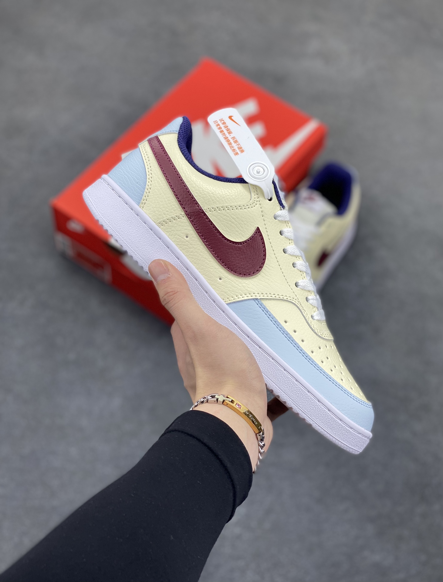 福利特价 Nike Court Borough 低帮百搭透气休闲运动板鞋男女鞋 经典耐用的设计，兼顾舒适脚感和出众风范，演绎匠心之作。结构性的支撑贴合感结合复古篮球设计，塑就场外全明星风范。 货号：FV8114-161 尺码：36 36.5 37.5 38 38.5 39 40 40.5 4142 42.5 43 44 44.5 45-选品中心