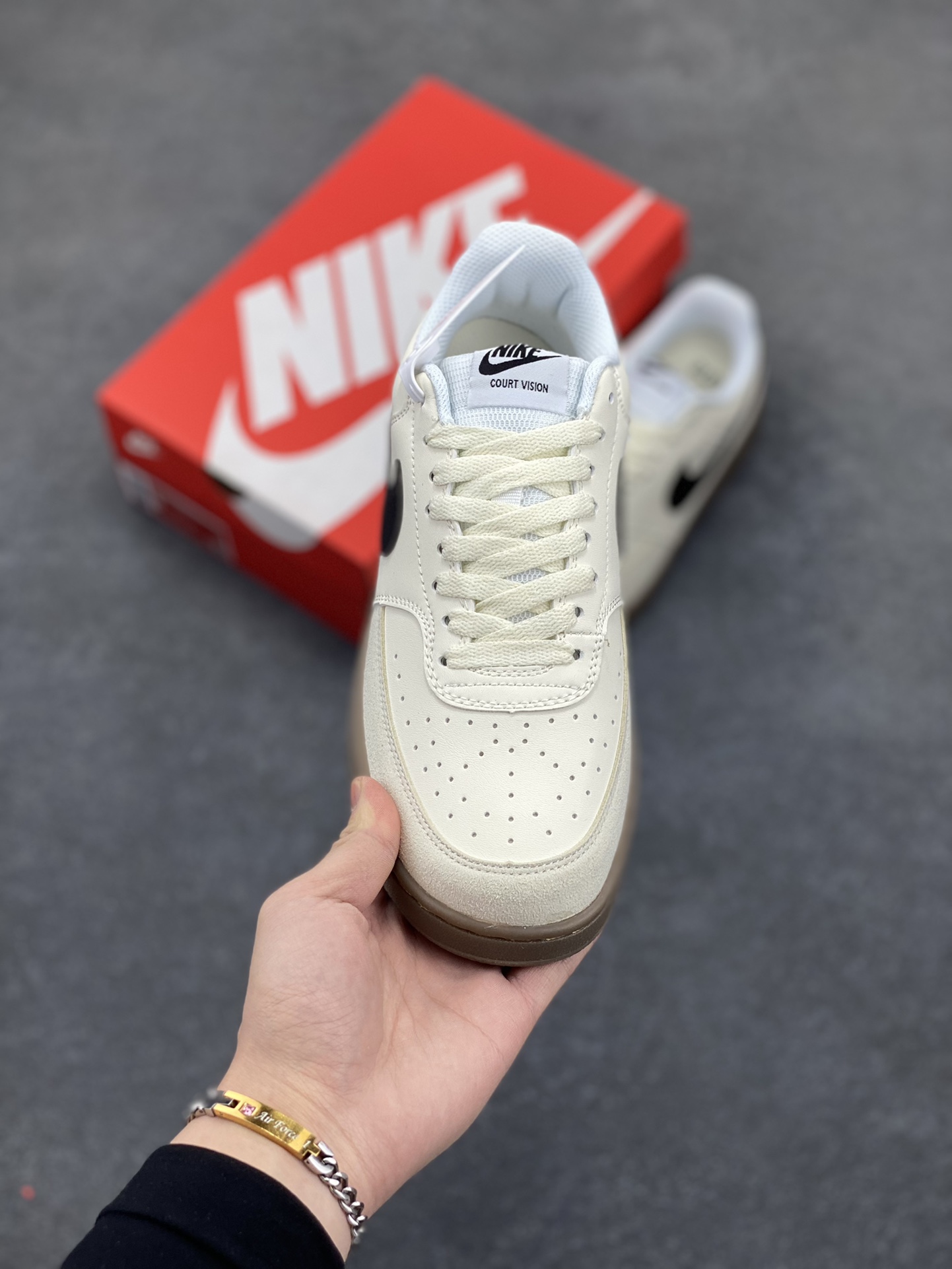 图片[2]-福利特价 Nike Court Borough 低帮百搭透气休闲运动板鞋男女鞋 经典耐用的设计，兼顾舒适脚感和出众风范，演绎匠心之作。结构性的支撑贴合感结合复古篮球设计，塑就场外全明星风范。 货号：FQ8075-133 尺码：36 36.5 37.5 38 38.5 39 40 40.5 4142 42.5 43 44 44.5 45-选品中心