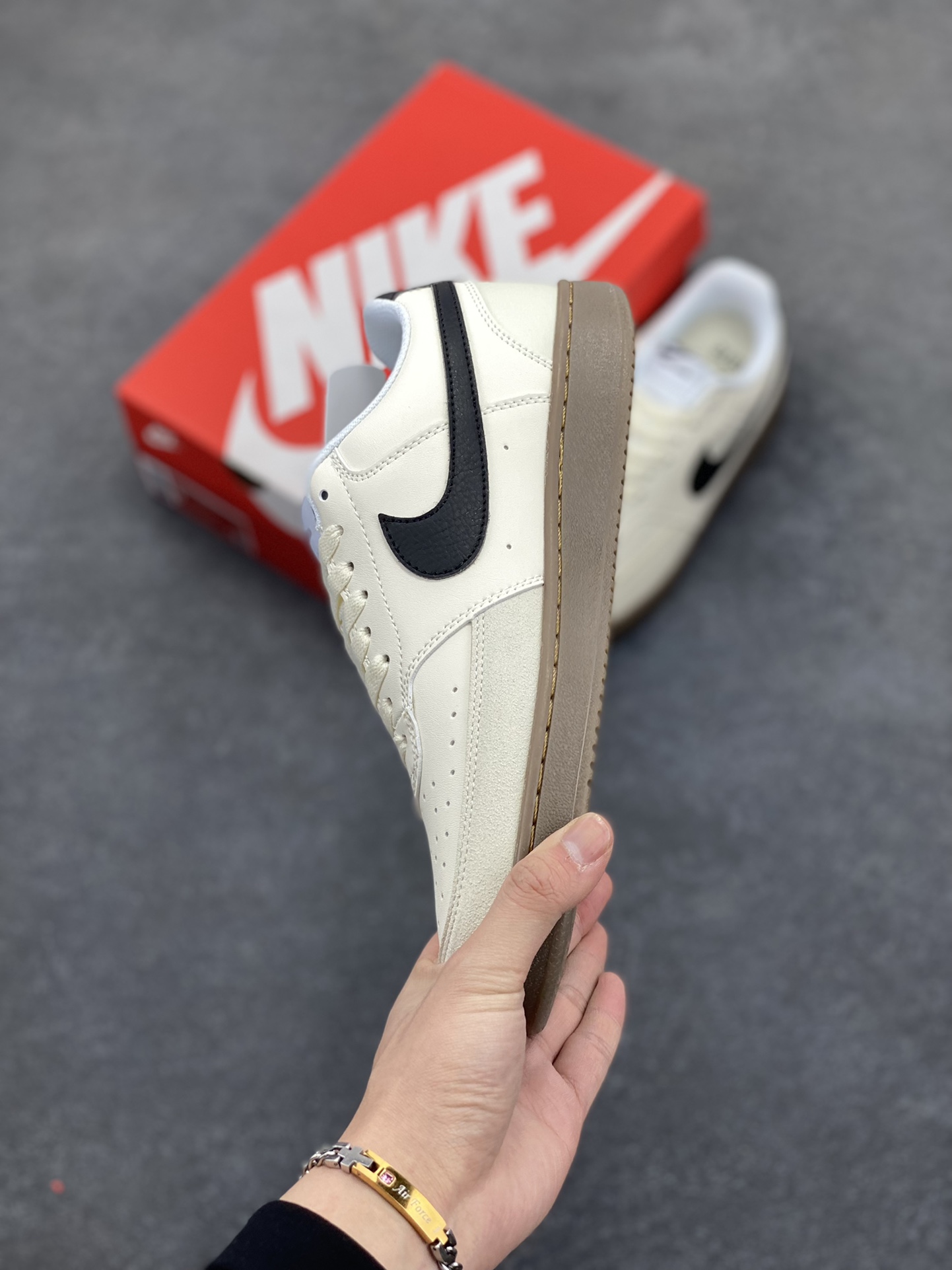 图片[3]-福利特价 Nike Court Borough 低帮百搭透气休闲运动板鞋男女鞋 经典耐用的设计，兼顾舒适脚感和出众风范，演绎匠心之作。结构性的支撑贴合感结合复古篮球设计，塑就场外全明星风范。 货号：FQ8075-133 尺码：36 36.5 37.5 38 38.5 39 40 40.5 4142 42.5 43 44 44.5 45-选品中心