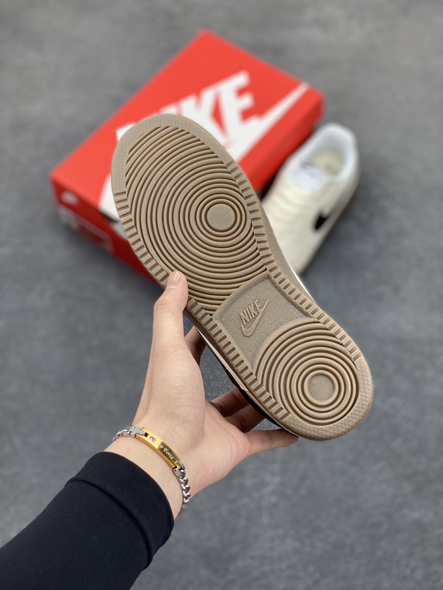 图片[5]-福利特价 Nike Court Borough 低帮百搭透气休闲运动板鞋男女鞋 经典耐用的设计，兼顾舒适脚感和出众风范，演绎匠心之作。结构性的支撑贴合感结合复古篮球设计，塑就场外全明星风范。 货号：FQ8075-133 尺码：36 36.5 37.5 38 38.5 39 40 40.5 4142 42.5 43 44 44.5 45-选品中心