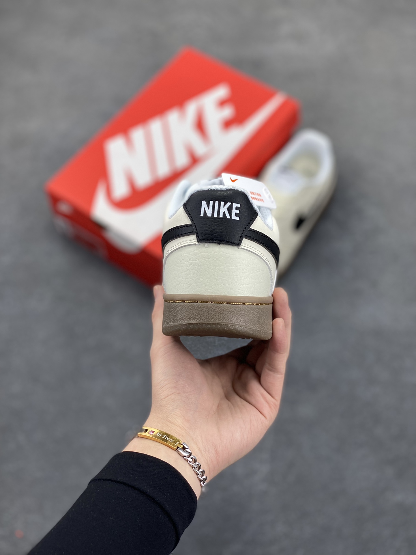 图片[4]-福利特价 Nike Court Borough 低帮百搭透气休闲运动板鞋男女鞋 经典耐用的设计，兼顾舒适脚感和出众风范，演绎匠心之作。结构性的支撑贴合感结合复古篮球设计，塑就场外全明星风范。 货号：FQ8075-133 尺码：36 36.5 37.5 38 38.5 39 40 40.5 4142 42.5 43 44 44.5 45-选品中心