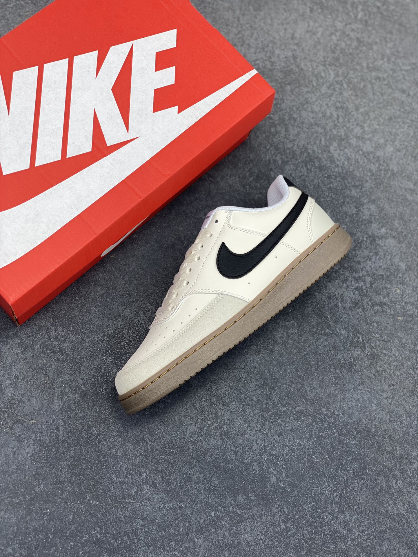 图片[7]-福利特价 Nike Court Borough 低帮百搭透气休闲运动板鞋男女鞋 经典耐用的设计，兼顾舒适脚感和出众风范，演绎匠心之作。结构性的支撑贴合感结合复古篮球设计，塑就场外全明星风范。 货号：FQ8075-133 尺码：36 36.5 37.5 38 38.5 39 40 40.5 4142 42.5 43 44 44.5 45-选品中心