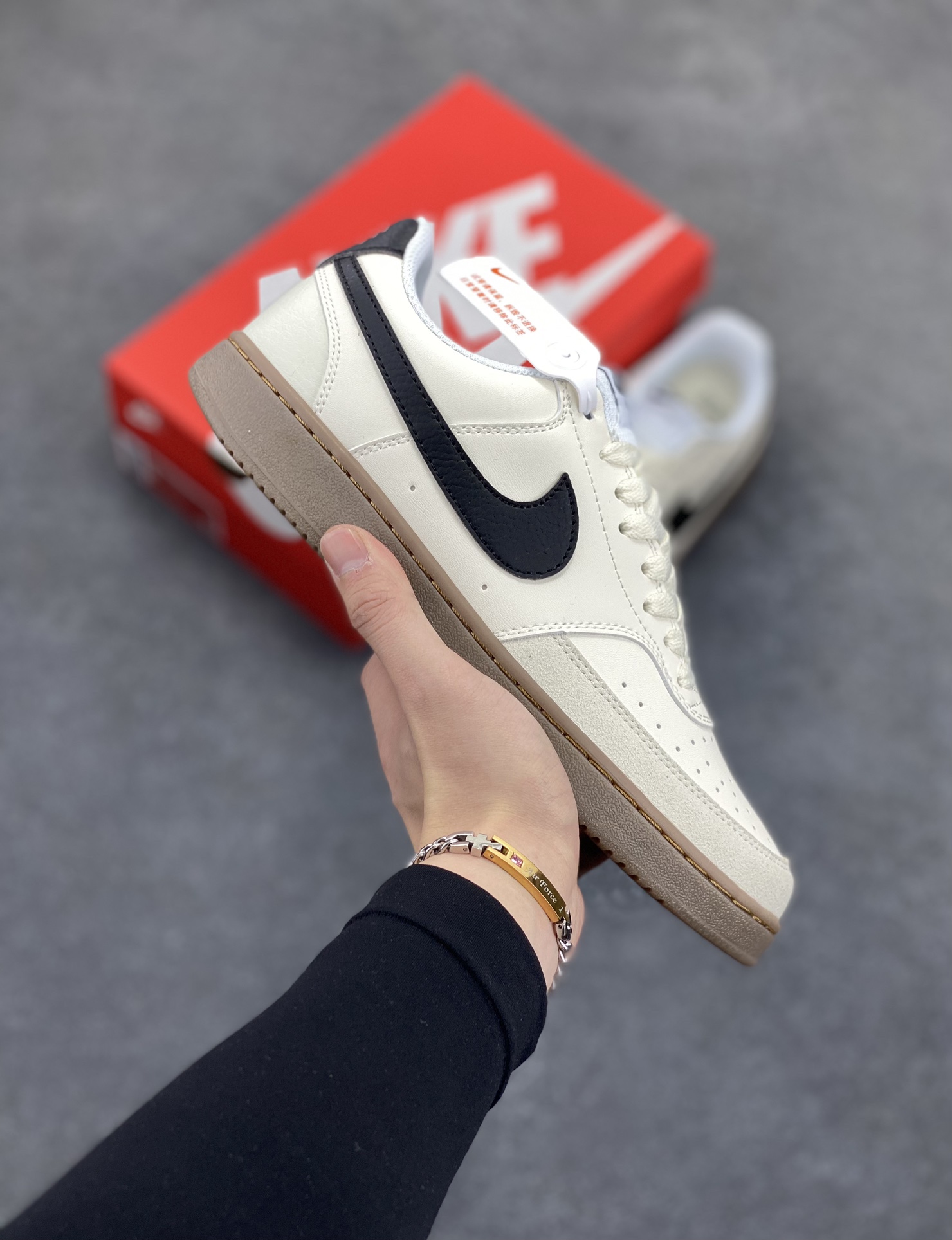 福利特价 Nike Court Borough 低帮百搭透气休闲运动板鞋男女鞋 经典耐用的设计,兼顾舒适脚感和出众风范,演绎匠心之作。结构性的支撑贴合感结合复古篮球设计,塑就场外全明星风范。 货号:FQ8075-133 尺码:36 36.5 37.5 38 38.5 39 40 40.5 4142 42.5 43 44 44.5 45-选品中心