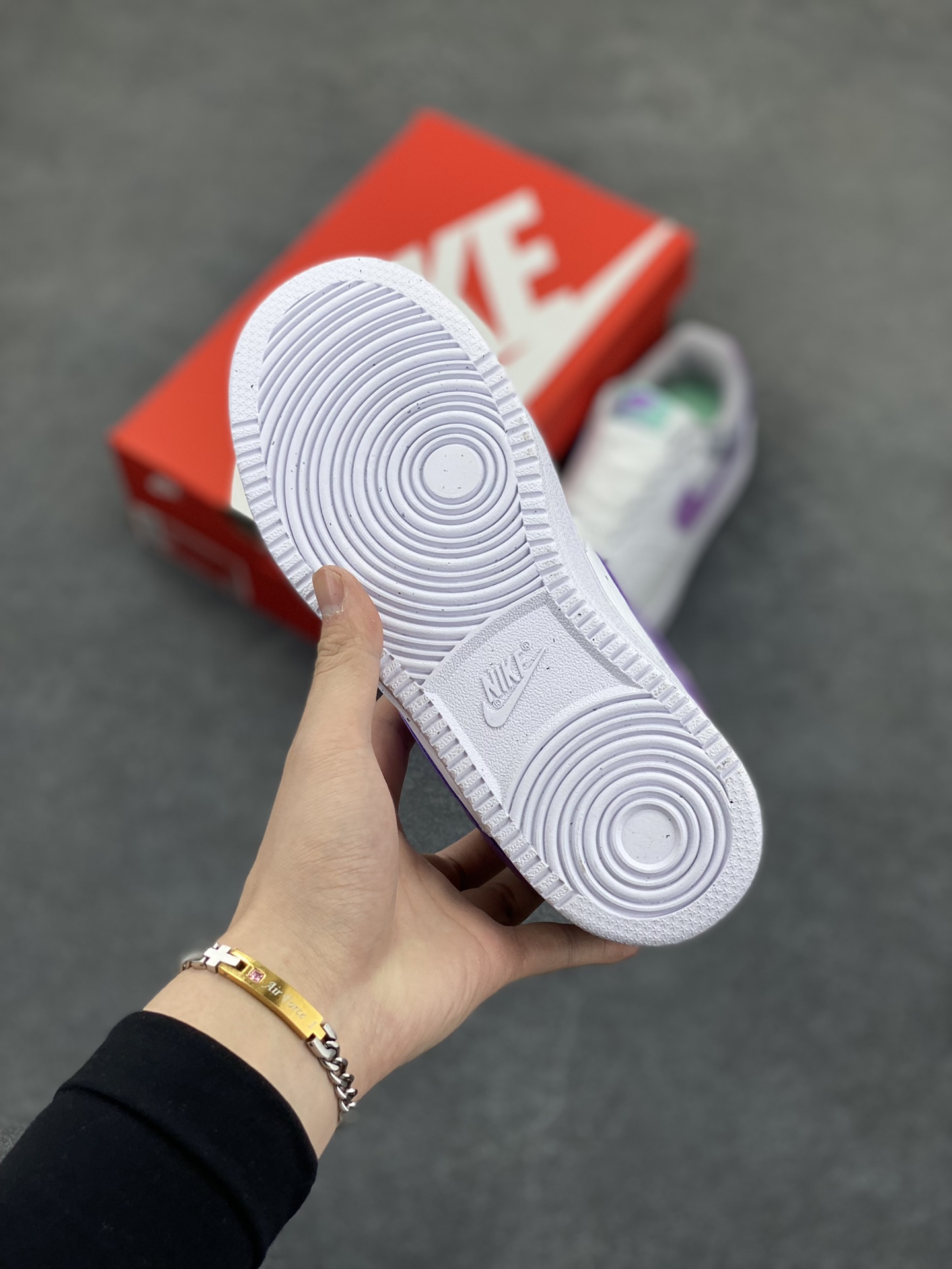 图片[5]-福利特价 Nike Court Borough 低帮百搭透气休闲运动板鞋男女鞋 经典耐用的设计，兼顾舒适脚感和出众风范，演绎匠心之作。结构性的支撑贴合感结合复古篮球设计，塑就场外全明星风范。 货号：FN7141-100 尺码：36 36.5 37.5 38 38.5 39 40 40.5 4142 42.5 43 44 44.5 45-选品中心