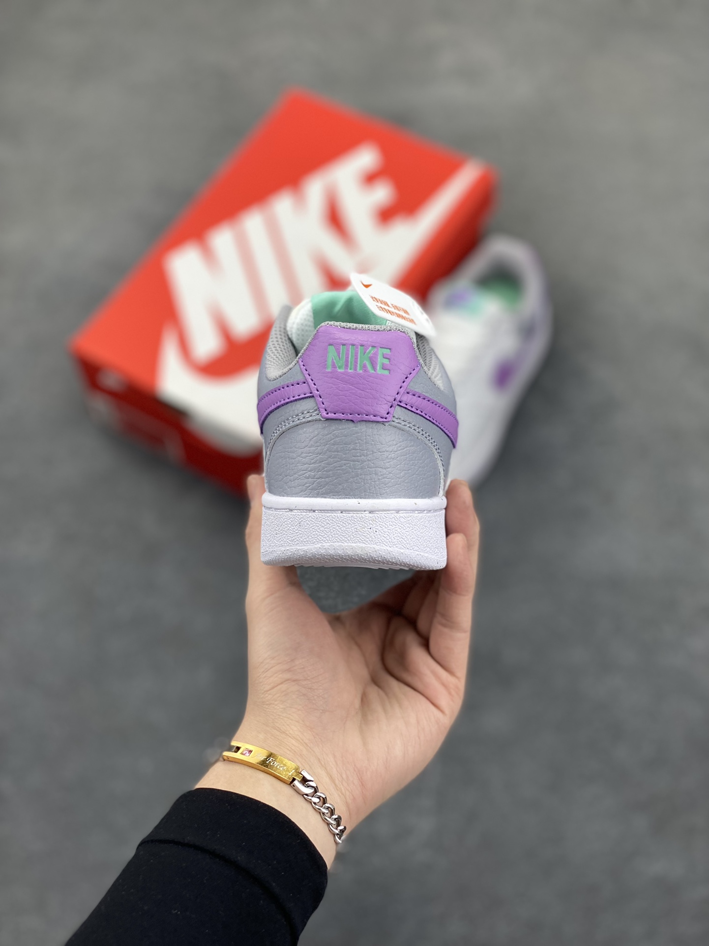 图片[4]-福利特价 Nike Court Borough 低帮百搭透气休闲运动板鞋男女鞋 经典耐用的设计，兼顾舒适脚感和出众风范，演绎匠心之作。结构性的支撑贴合感结合复古篮球设计，塑就场外全明星风范。 货号：FN7141-100 尺码：36 36.5 37.5 38 38.5 39 40 40.5 4142 42.5 43 44 44.5 45-选品中心