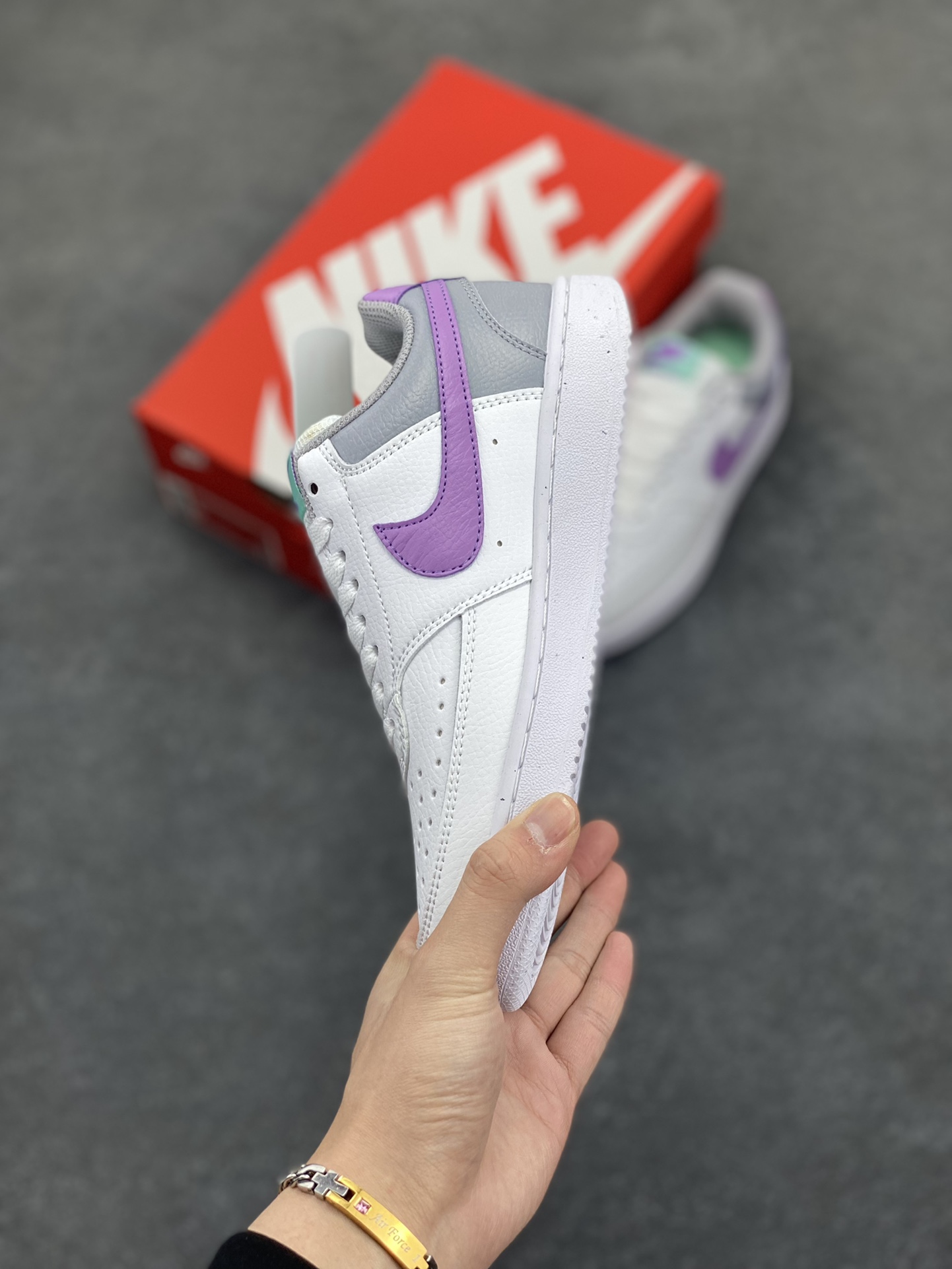 图片[3]-福利特价 Nike Court Borough 低帮百搭透气休闲运动板鞋男女鞋 经典耐用的设计，兼顾舒适脚感和出众风范，演绎匠心之作。结构性的支撑贴合感结合复古篮球设计，塑就场外全明星风范。 货号：FN7141-100 尺码：36 36.5 37.5 38 38.5 39 40 40.5 4142 42.5 43 44 44.5 45-选品中心