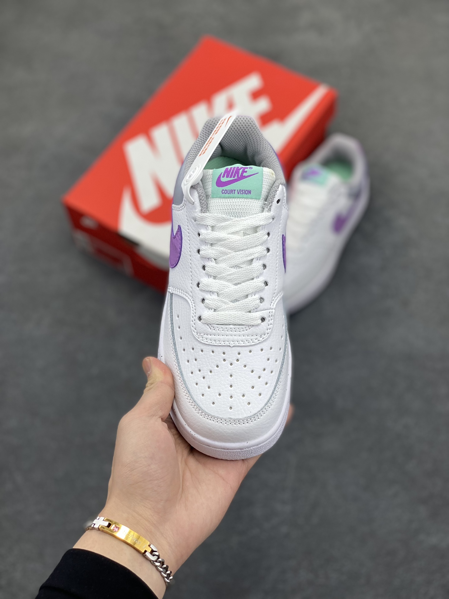 图片[2]-福利特价 Nike Court Borough 低帮百搭透气休闲运动板鞋男女鞋 经典耐用的设计，兼顾舒适脚感和出众风范，演绎匠心之作。结构性的支撑贴合感结合复古篮球设计，塑就场外全明星风范。 货号：FN7141-100 尺码：36 36.5 37.5 38 38.5 39 40 40.5 4142 42.5 43 44 44.5 45-选品中心