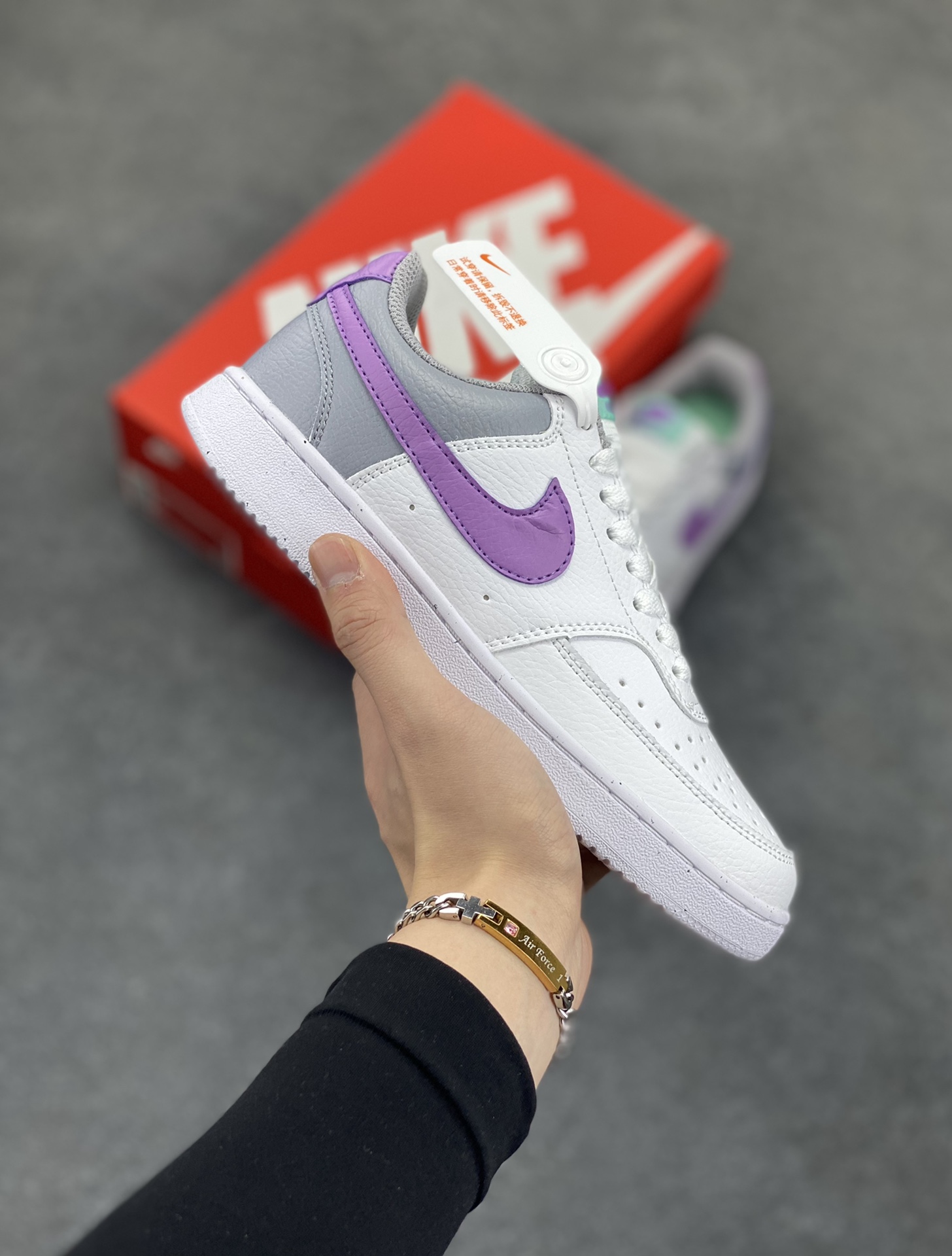 福利特价 Nike Court Borough 低帮百搭透气休闲运动板鞋男女鞋 经典耐用的设计，兼顾舒适脚感和出众风范，演绎匠心之作。结构性的支撑贴合感结合复古篮球设计，塑就场外全明星风范。 货号：FN7141-100 尺码：36 36.5 37.5 38 38.5 39 40 40.5 4142 42.5 43 44 44.5 45-选品中心