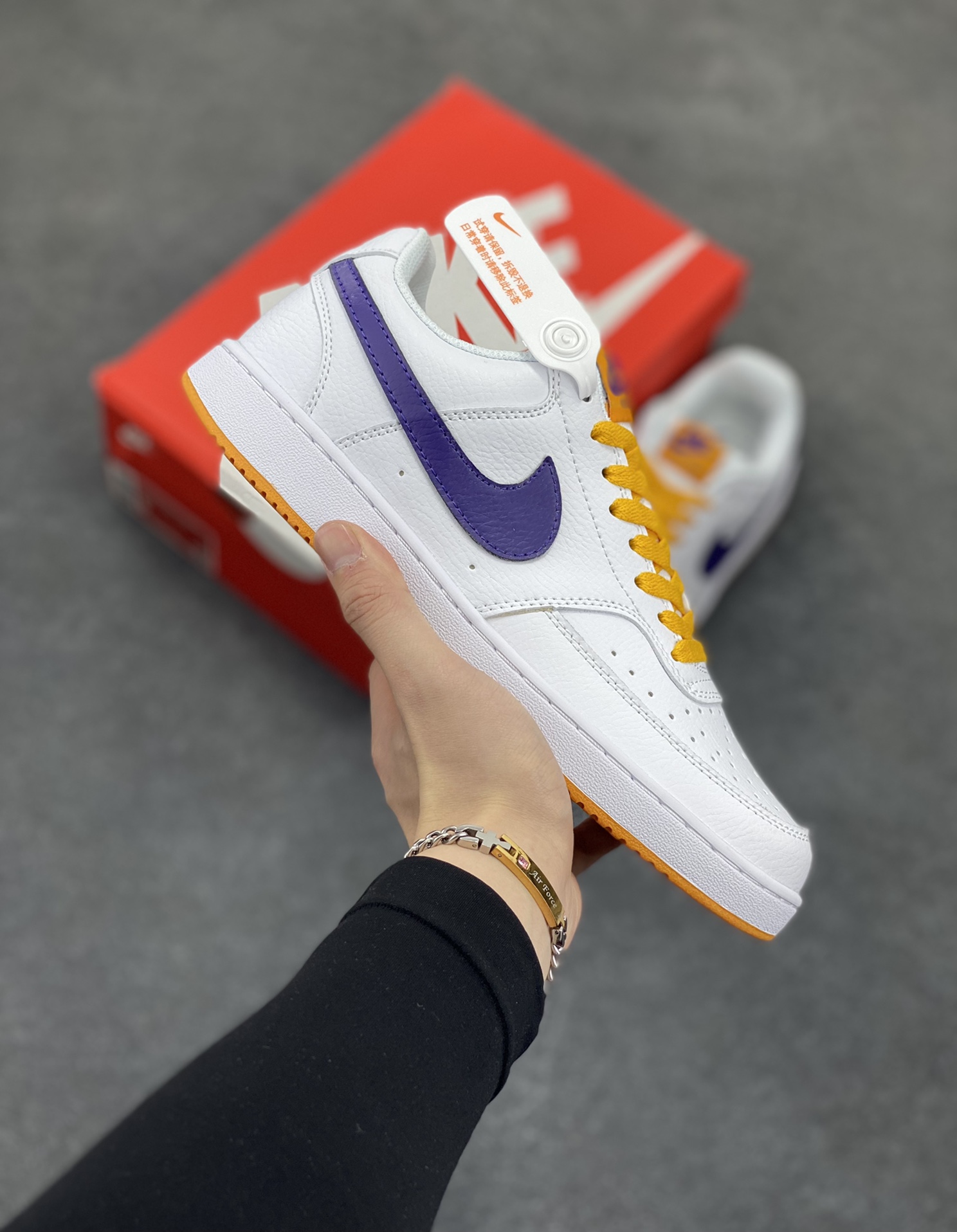 福利特价 Nike Court Borough 低帮百搭透气休闲运动板鞋男女鞋 经典耐用的设计,兼顾舒适脚感和出众风范,演绎匠心之作。结构性的支撑贴合感结合复古篮球设计,塑就场外全明星风范。 货号:DM1187-103 尺码:36 36.5 37.5 38 38.5 39 40 40.5 4142 42.5 43 44 44.5 45-选品中心