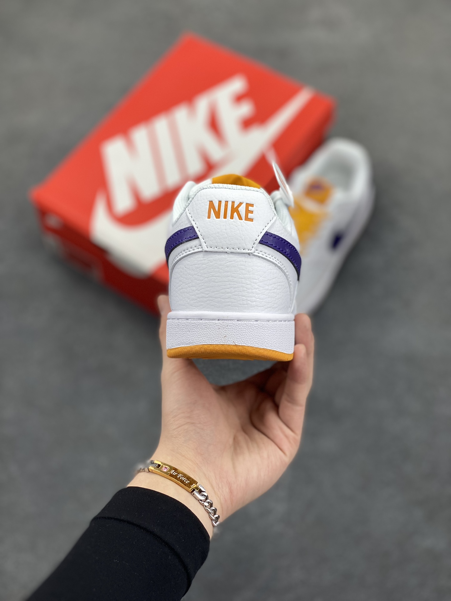 图片[4]-福利特价 Nike Court Borough 低帮百搭透气休闲运动板鞋男女鞋 经典耐用的设计，兼顾舒适脚感和出众风范，演绎匠心之作。结构性的支撑贴合感结合复古篮球设计，塑就场外全明星风范。 货号：DM1187-103 尺码：36 36.5 37.5 38 38.5 39 40 40.5 4142 42.5 43 44 44.5 45-选品中心