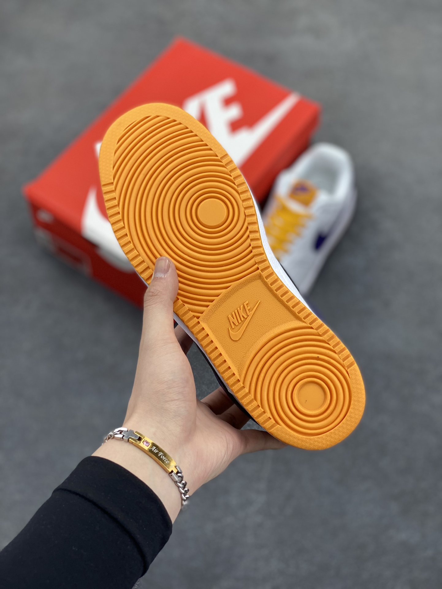 图片[5]-福利特价 Nike Court Borough 低帮百搭透气休闲运动板鞋男女鞋 经典耐用的设计，兼顾舒适脚感和出众风范，演绎匠心之作。结构性的支撑贴合感结合复古篮球设计，塑就场外全明星风范。 货号：DM1187-103 尺码：36 36.5 37.5 38 38.5 39 40 40.5 4142 42.5 43 44 44.5 45-选品中心