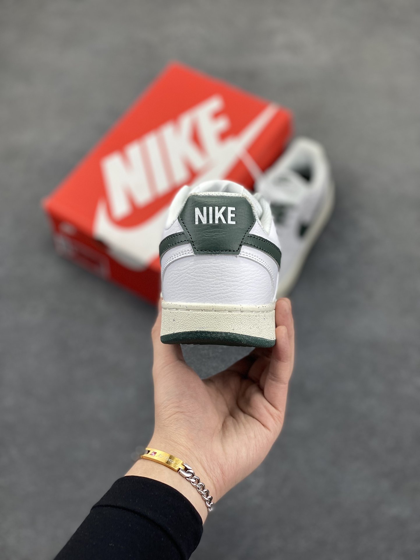 图片[4]-福利特价 Nike Court Borough 低帮百搭透气休闲运动板鞋男女鞋 经典耐用的设计，兼顾舒适脚感和出众风范，演绎匠心之作。结构性的支撑贴合感结合复古篮球设计，塑就场外全明星风范。 货号：FV9952-101 尺码：36 36.5 37.5 38 38.5 39 40 40.5 4142 42.5 43 44 44.5 45-选品中心