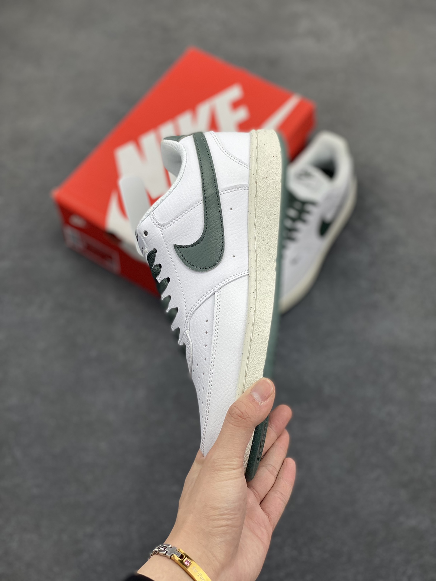 图片[3]-福利特价 Nike Court Borough 低帮百搭透气休闲运动板鞋男女鞋 经典耐用的设计，兼顾舒适脚感和出众风范，演绎匠心之作。结构性的支撑贴合感结合复古篮球设计，塑就场外全明星风范。 货号：FV9952-101 尺码：36 36.5 37.5 38 38.5 39 40 40.5 4142 42.5 43 44 44.5 45-选品中心