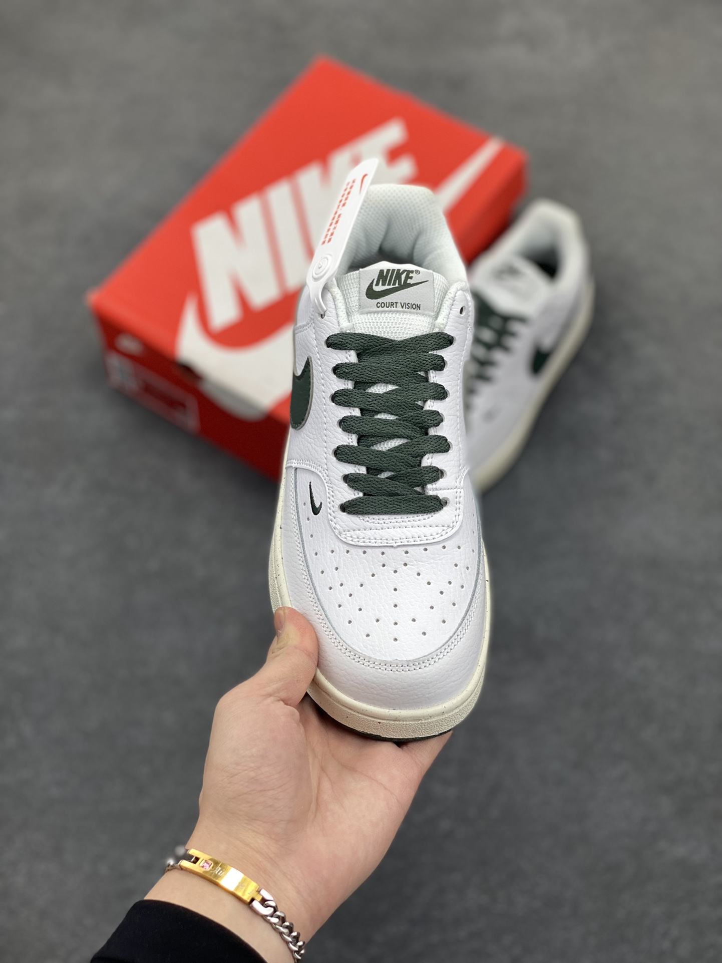 图片[2]-福利特价 Nike Court Borough 低帮百搭透气休闲运动板鞋男女鞋 经典耐用的设计，兼顾舒适脚感和出众风范，演绎匠心之作。结构性的支撑贴合感结合复古篮球设计，塑就场外全明星风范。 货号：FV9952-101 尺码：36 36.5 37.5 38 38.5 39 40 40.5 4142 42.5 43 44 44.5 45-选品中心