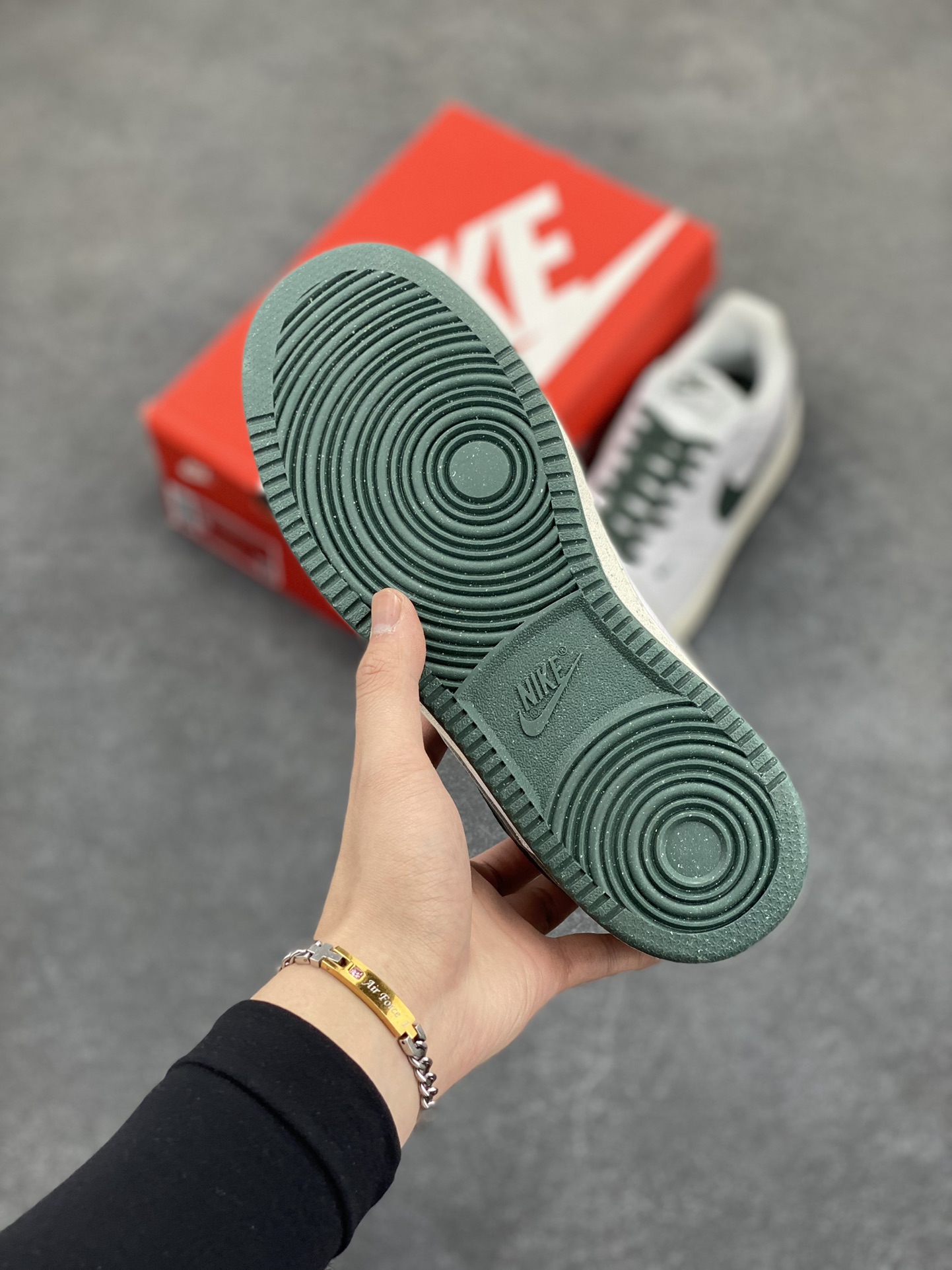 图片[5]-福利特价 Nike Court Borough 低帮百搭透气休闲运动板鞋男女鞋 经典耐用的设计，兼顾舒适脚感和出众风范，演绎匠心之作。结构性的支撑贴合感结合复古篮球设计，塑就场外全明星风范。 货号：FV9952-101 尺码：36 36.5 37.5 38 38.5 39 40 40.5 4142 42.5 43 44 44.5 45-选品中心