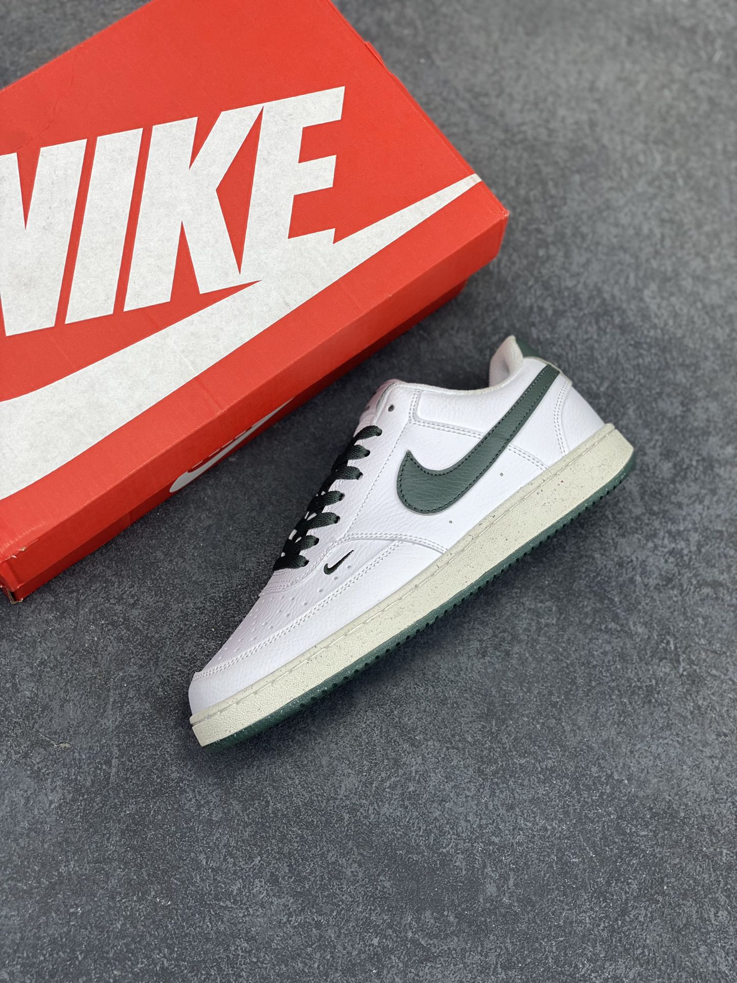 图片[7]-福利特价 Nike Court Borough 低帮百搭透气休闲运动板鞋男女鞋 经典耐用的设计，兼顾舒适脚感和出众风范，演绎匠心之作。结构性的支撑贴合感结合复古篮球设计，塑就场外全明星风范。 货号：FV9952-101 尺码：36 36.5 37.5 38 38.5 39 40 40.5 4142 42.5 43 44 44.5 45-选品中心