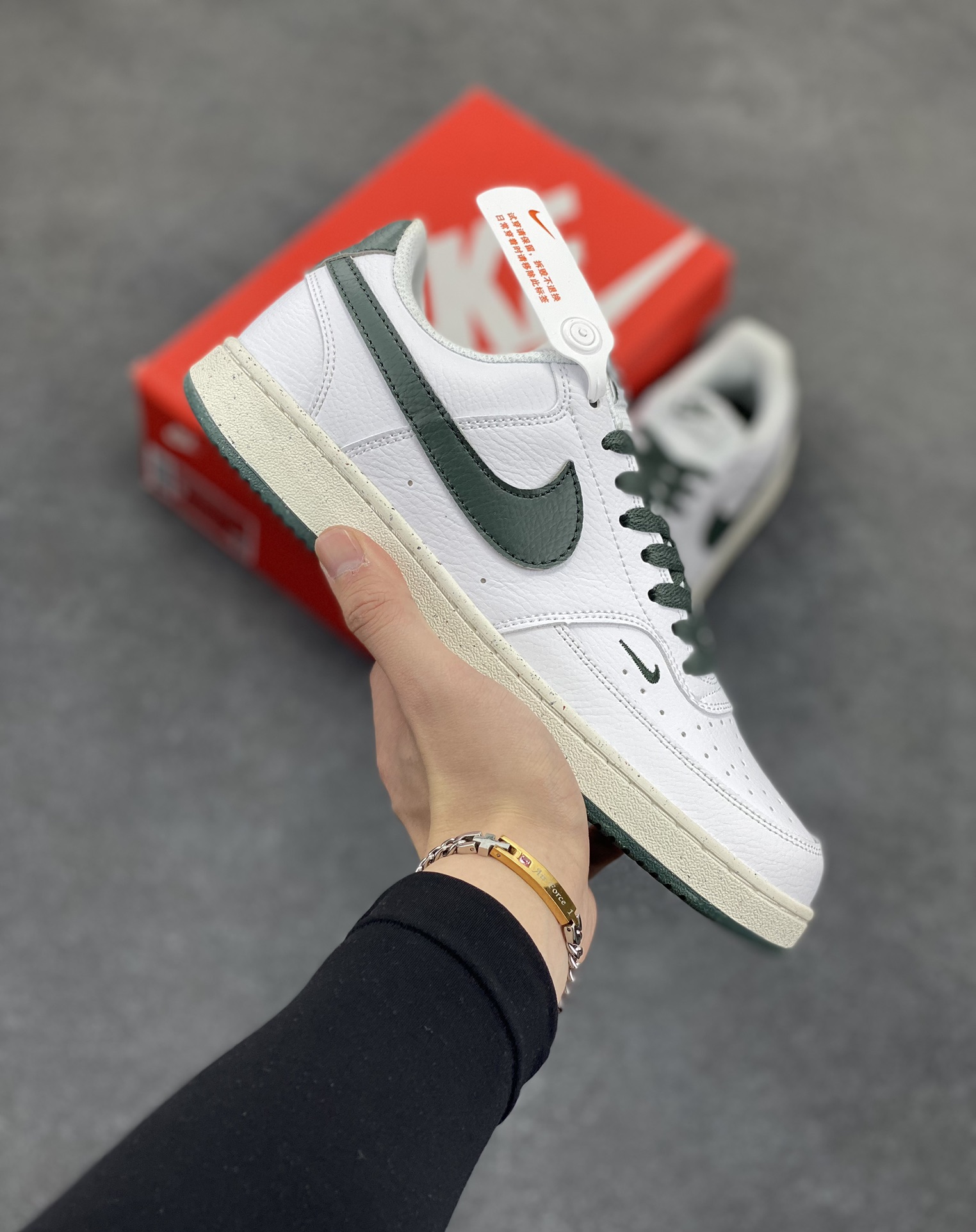 福利特价 Nike Court Borough 低帮百搭透气休闲运动板鞋男女鞋 经典耐用的设计,兼顾舒适脚感和出众风范,演绎匠心之作。结构性的支撑贴合感结合复古篮球设计,塑就场外全明星风范。 货号:FV9952-101 尺码:36 36.5 37.5 38 38.5 39 40 40.5 4142 42.5 43 44 44.5 45-选品中心