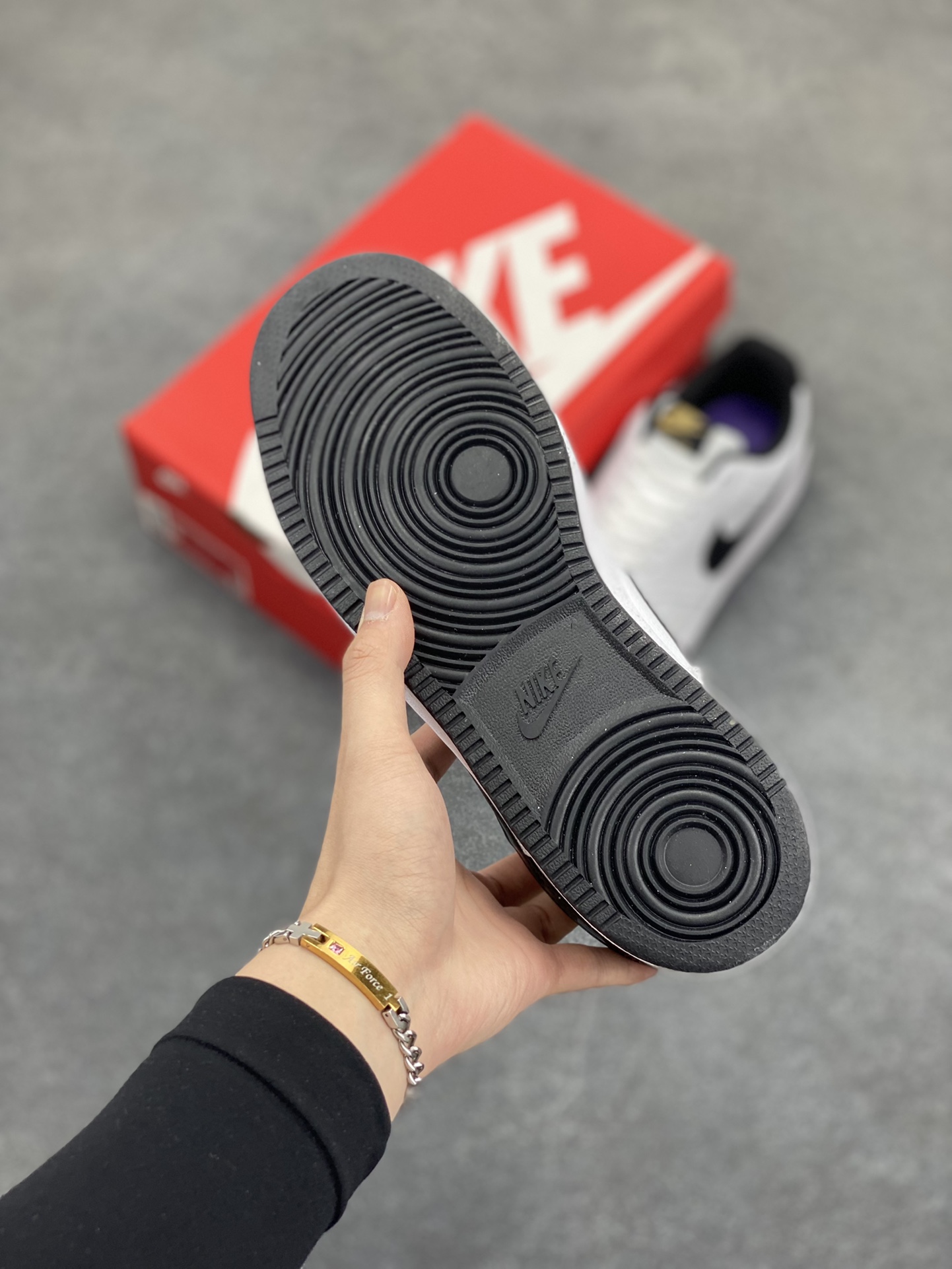 图片[5]-福利特价 Nike Court Borough 低帮百搭透气休闲运动板鞋男女鞋 经典耐用的设计，兼顾舒适脚感和出众风范，演绎匠心之作。结构性的支撑贴合感结合复古篮球设计，塑就场外全明星风范。 货号：DV1899-100 尺码：36 36.5 37.5 38 38.5 39 40 40.5 4142 42.5 43 44 44.5 45-选品中心