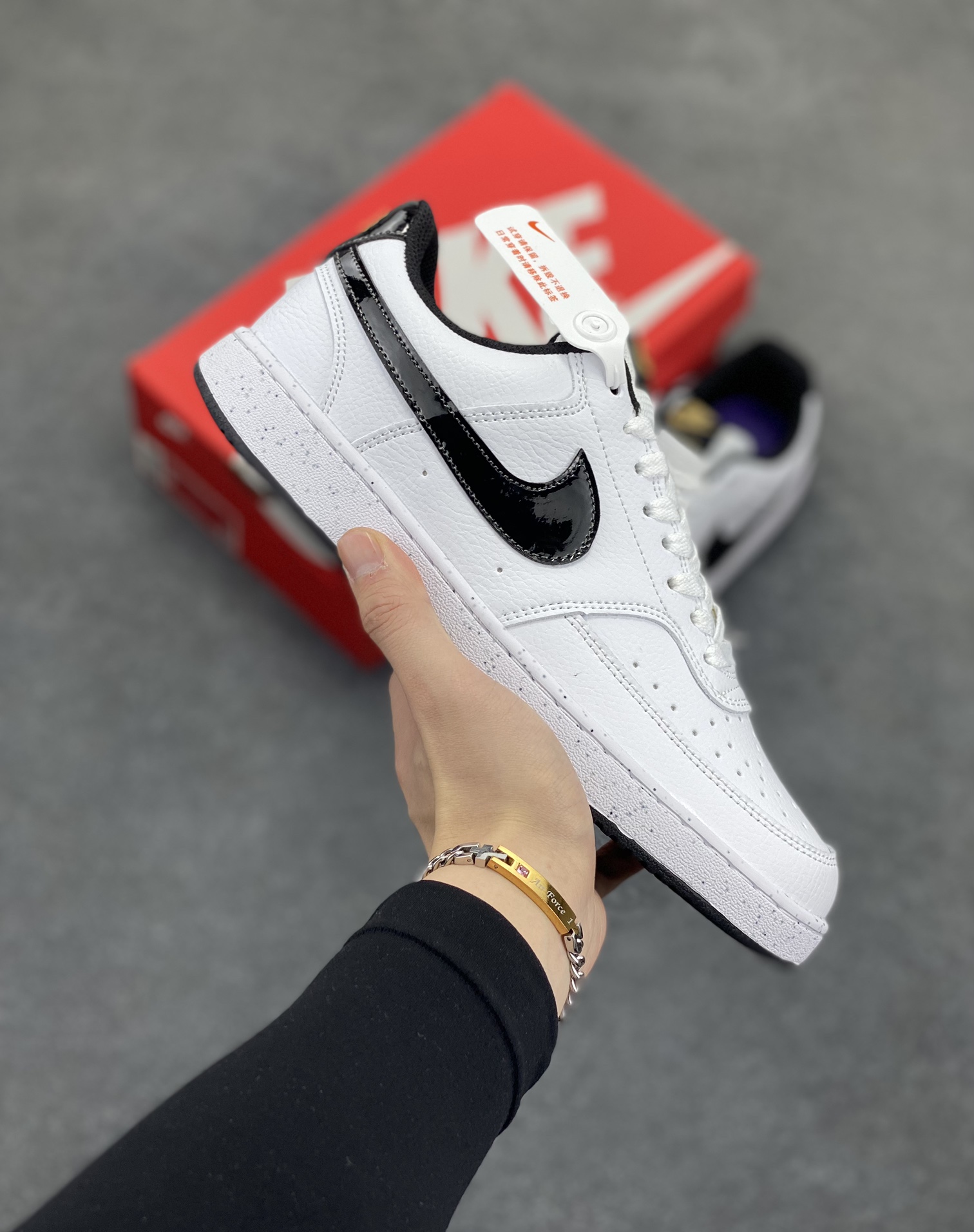 福利特价 Nike Court Borough 低帮百搭透气休闲运动板鞋男女鞋 经典耐用的设计,兼顾舒适脚感和出众风范,演绎匠心之作。结构性的支撑贴合感结合复古篮球设计,塑就场外全明星风范。 货号:DV1899-100 尺码:36 36.5 37.5 38 38.5 39 40 40.5 4142 42.5 43 44 44.5 45-选品中心