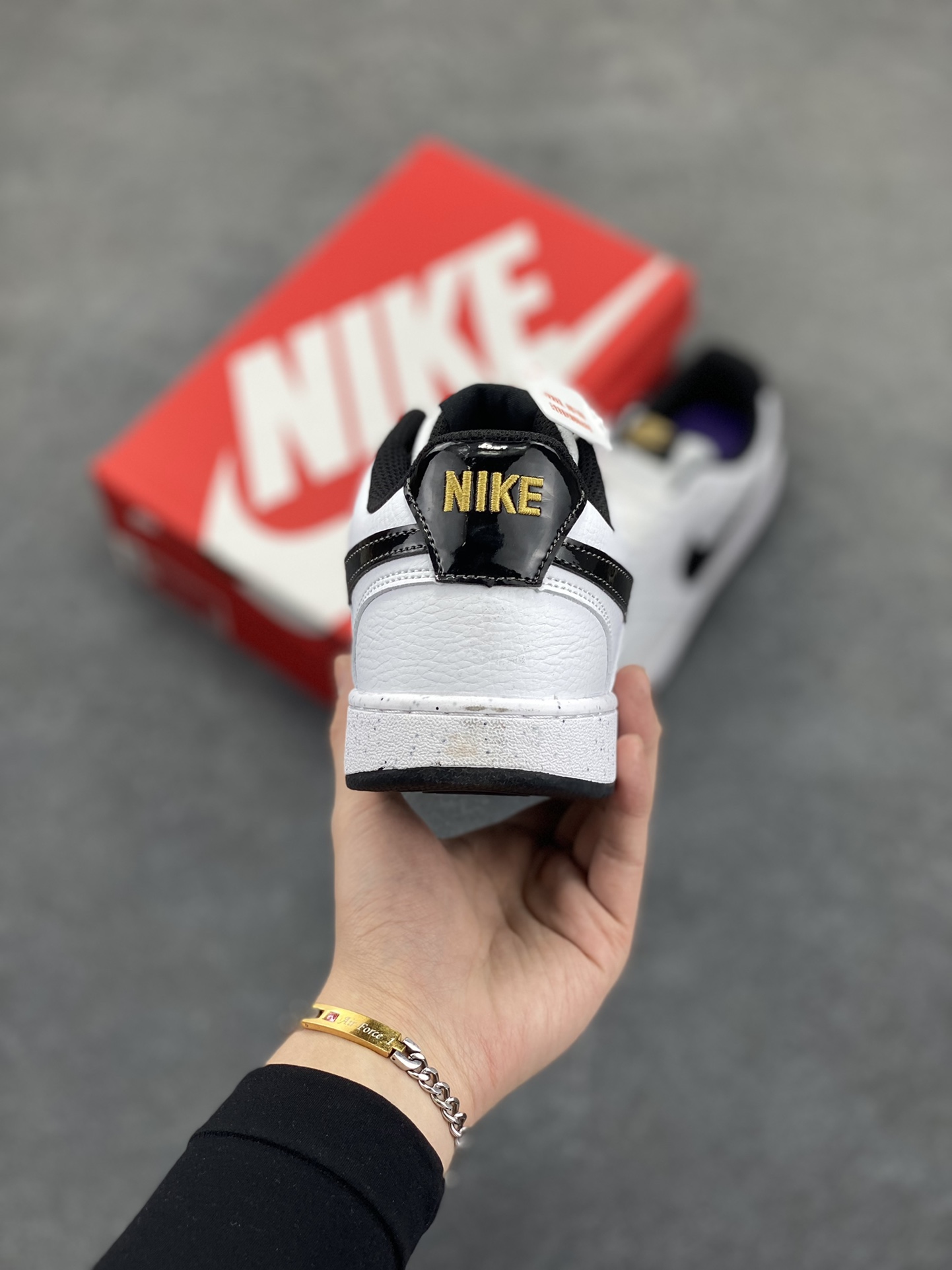 图片[4]-福利特价 Nike Court Borough 低帮百搭透气休闲运动板鞋男女鞋 经典耐用的设计，兼顾舒适脚感和出众风范，演绎匠心之作。结构性的支撑贴合感结合复古篮球设计，塑就场外全明星风范。 货号：DV1899-100 尺码：36 36.5 37.5 38 38.5 39 40 40.5 4142 42.5 43 44 44.5 45-选品中心