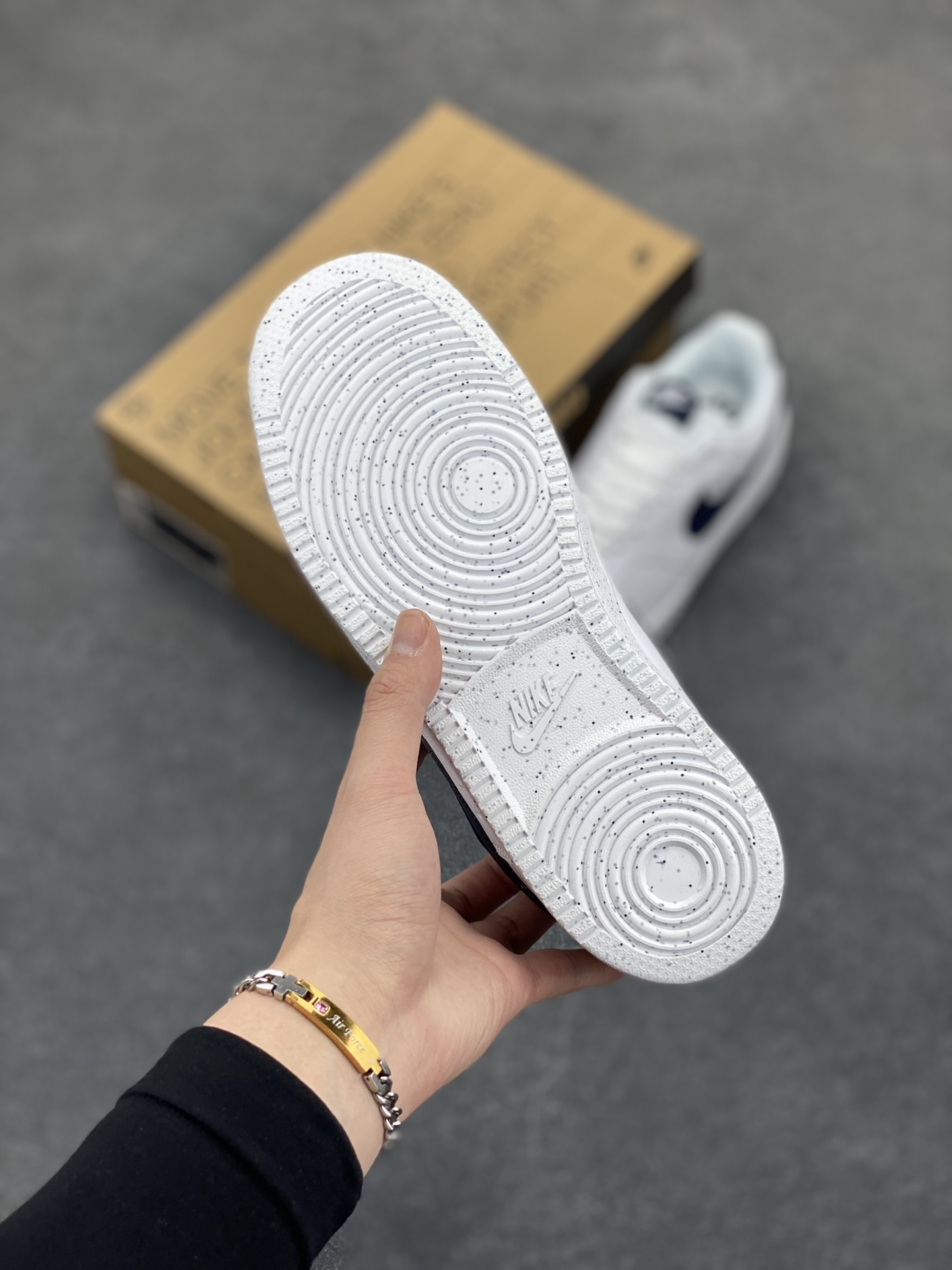 图片[5]-福利特价 Nike Court Borough 低帮百搭透气休闲运动板鞋男女鞋 经典耐用的设计，兼顾舒适脚感和出众风范，演绎匠心之作。结构性的支撑贴合感结合复古篮球设计，塑就场外全明星风范。 货号：DH2987-106 尺码：36 36.5 37.5 38 38.5 39 40 40.5 4142 42.5 43 44 44.5 45-选品中心